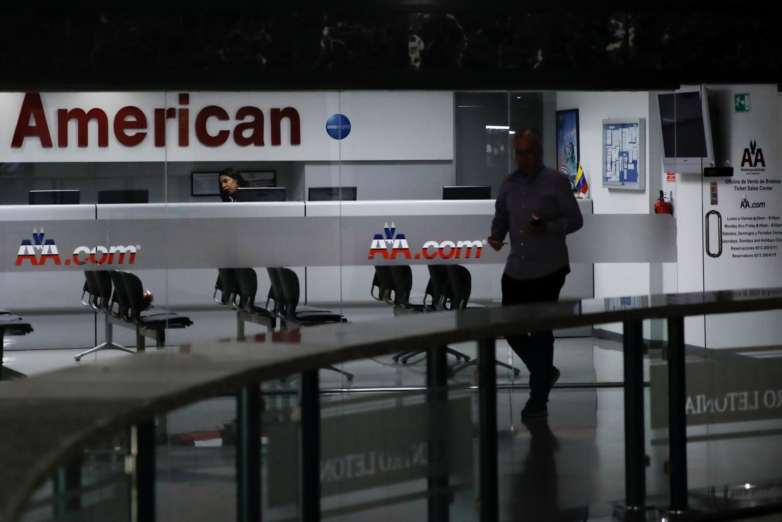 Un hombre pasa frente a la oficina de American Airlines en Caracas, Venezuela, el 15 de marzo de 2019. REUTERS/Carlos García Rawlins