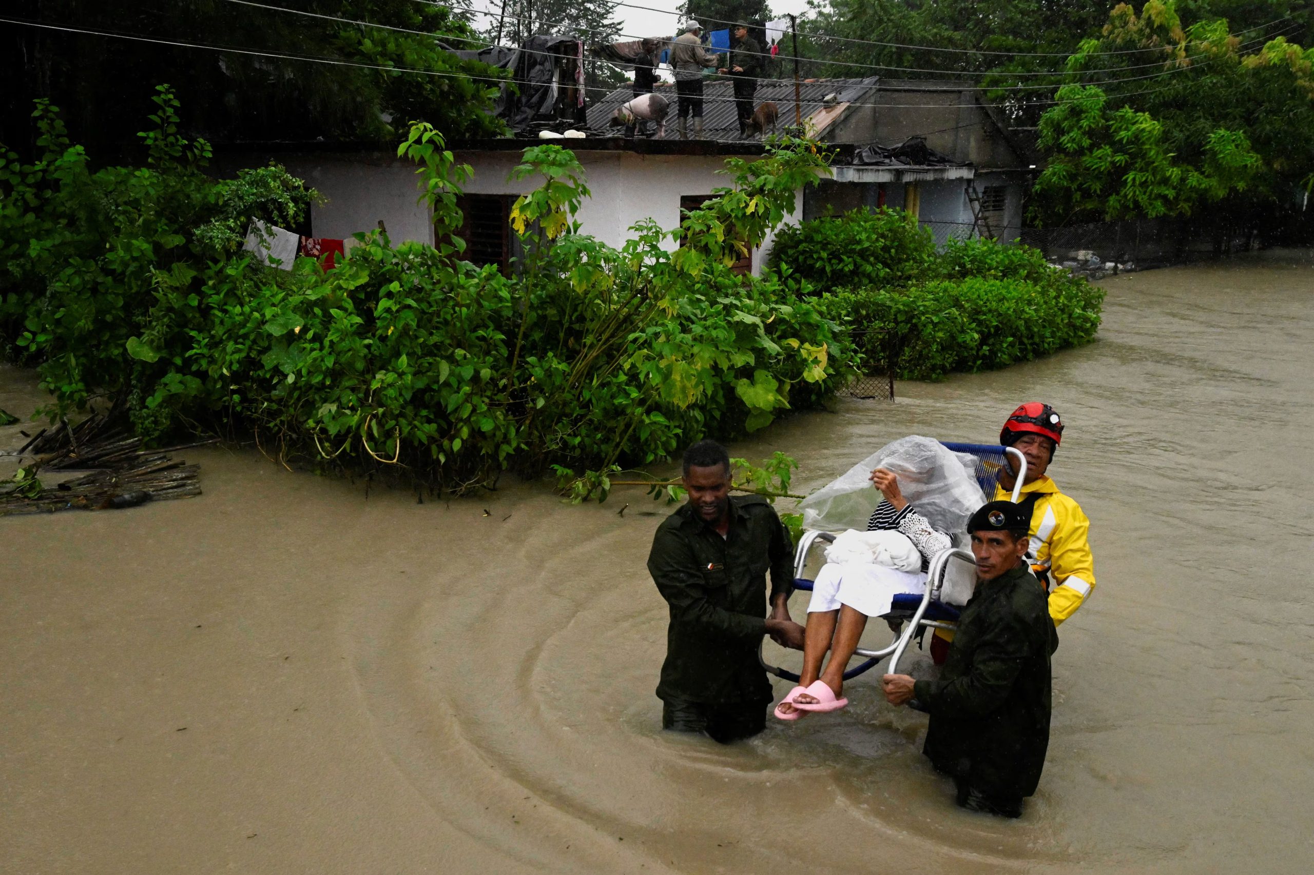 Una mujer es evacuada de su casa por personal de emergencia después de que el río Cauto se inundara debido al huracán Melissa (REUTERS/Norlys Perez/Archivo)