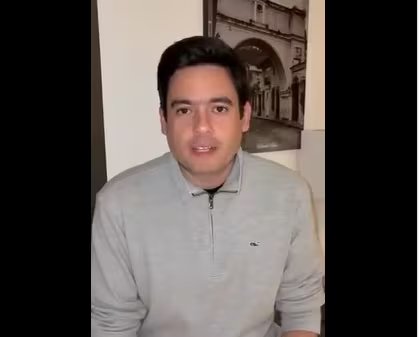 Tras conocerse la orden de aprehensión, Carrizo publicó un video confirmando que estaba en Guatemala para juramentarse en el Parlacen, trámite que finalmente no realizó. Tomado de X