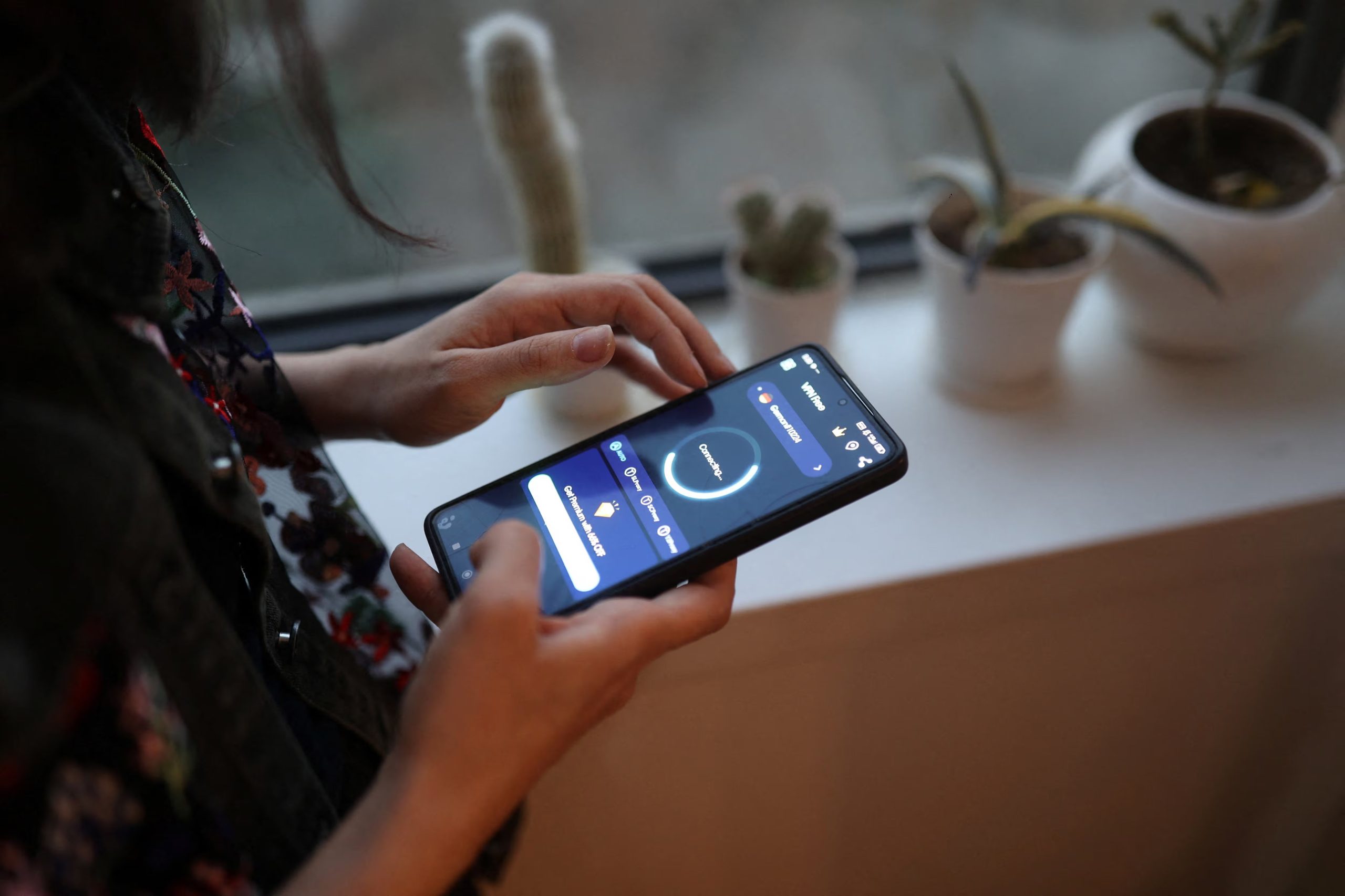 Una mujer iraní, Boshra, muestra su teléfono móvil, después de un corte de internet a nivel nacional desde el 8 de enero de 2026, tras las protestas de Irán, en Teherán, Irán, el 24 de enero de 2026
Majid Asgaripour/WANA (West Asia News Agency) vía REUTERS 