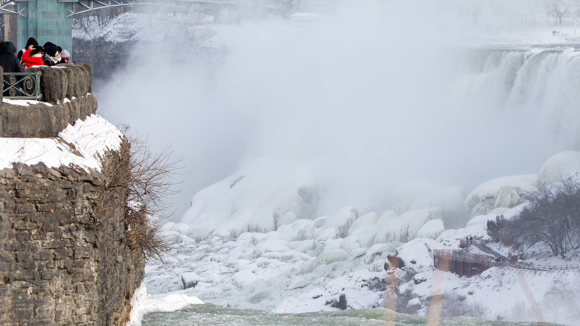 Turistas observan las Cataratas del Niágara congeladas en su parte canadiense este sábado, en Ontario (Canadá) (EFE/ Julio Cesar Rivas)