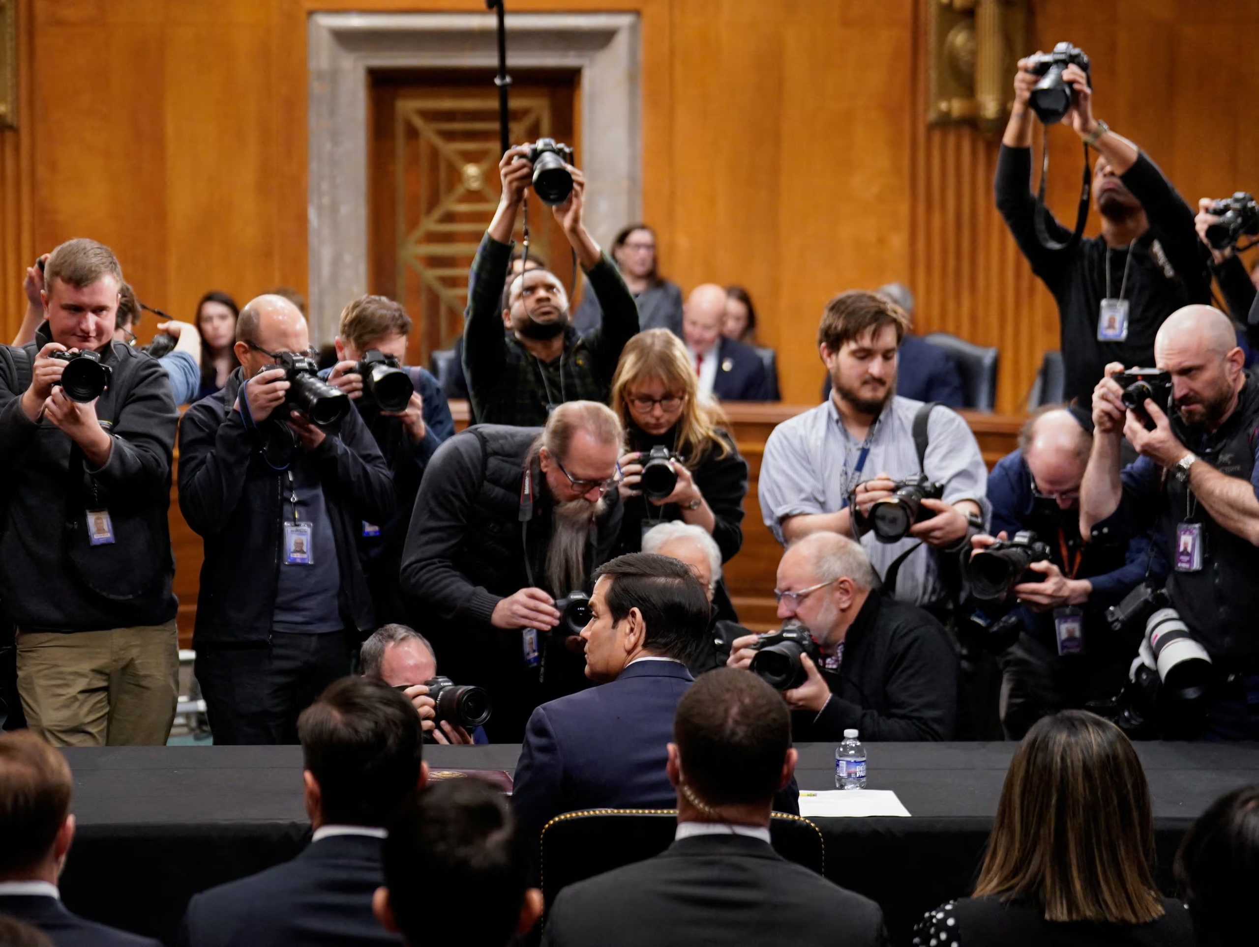 El secretario de Estado de EEUU, Marco Rubio, sentado durante su testimonio ante el Comité de Relaciones Exteriores del Senado en una audiencia sobre la política estadounidense hacia Venezuela (REUTERS/Nathan Howard)