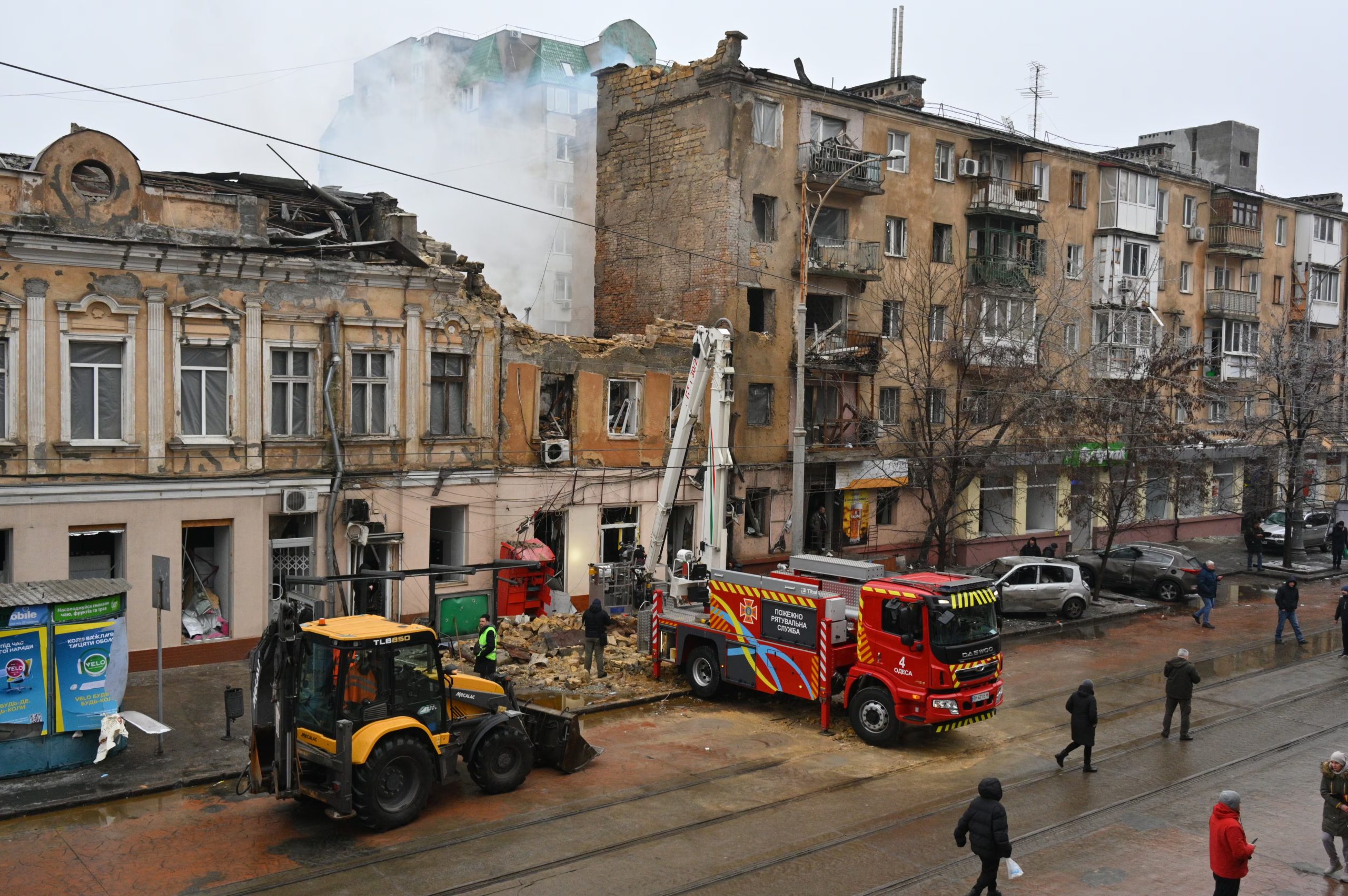 Rescatistas despejan los escombros de un edificio residencial muy dañado por un ataque ruso en Odesa, Ucrania, el martes 27 de enero de 2026 (AP Foto/Michael Shtekel)