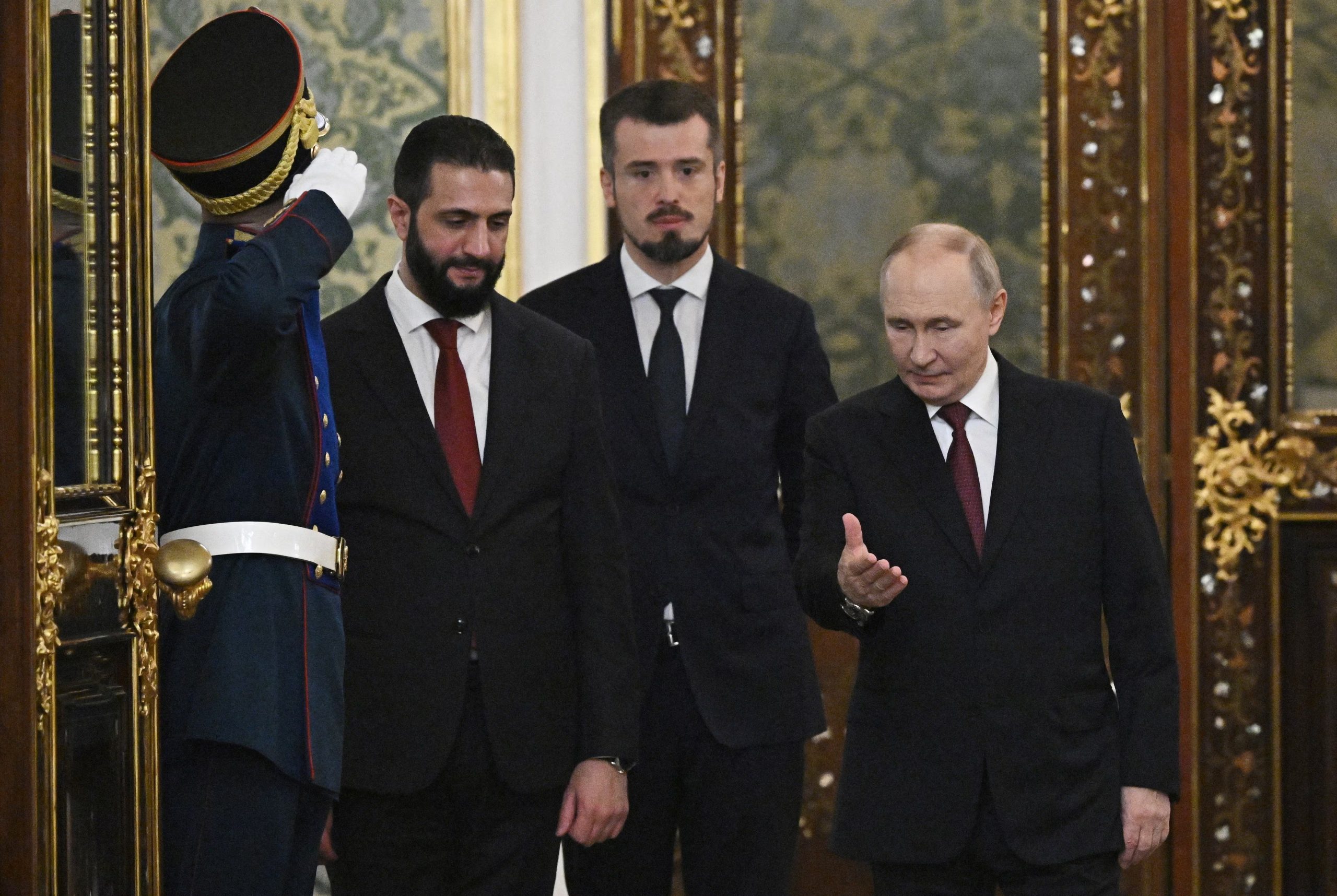El líder ruso, Vladimir Putin, le muestra el camino al presidente sirio, Ahmed al-Sharaa, durante su reunión en Moscú, Rusia, el 15 de octubre de 2025 (REUTERS/Archivo)