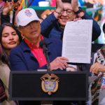 Petro insiste en incrementar el salario mínimo de Colombia en 23,7 % y firma el decreto en un acto masivo