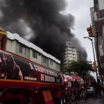 Olor a humo del incendio en Multicomercio llegó hasta Durán: dos días más de trabajo anuncia el Cuerpo de Bomberos