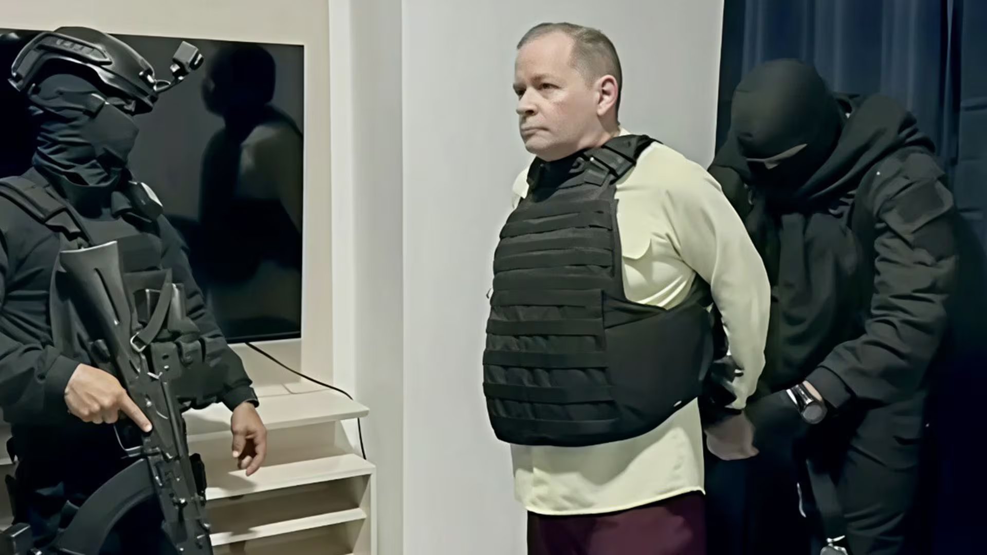 Juan Pablo Guanipa fue presentado ante las cámaras esposado y custodiado por numerosos hombres armados, siendo acusado de terrorismo y otros delitos