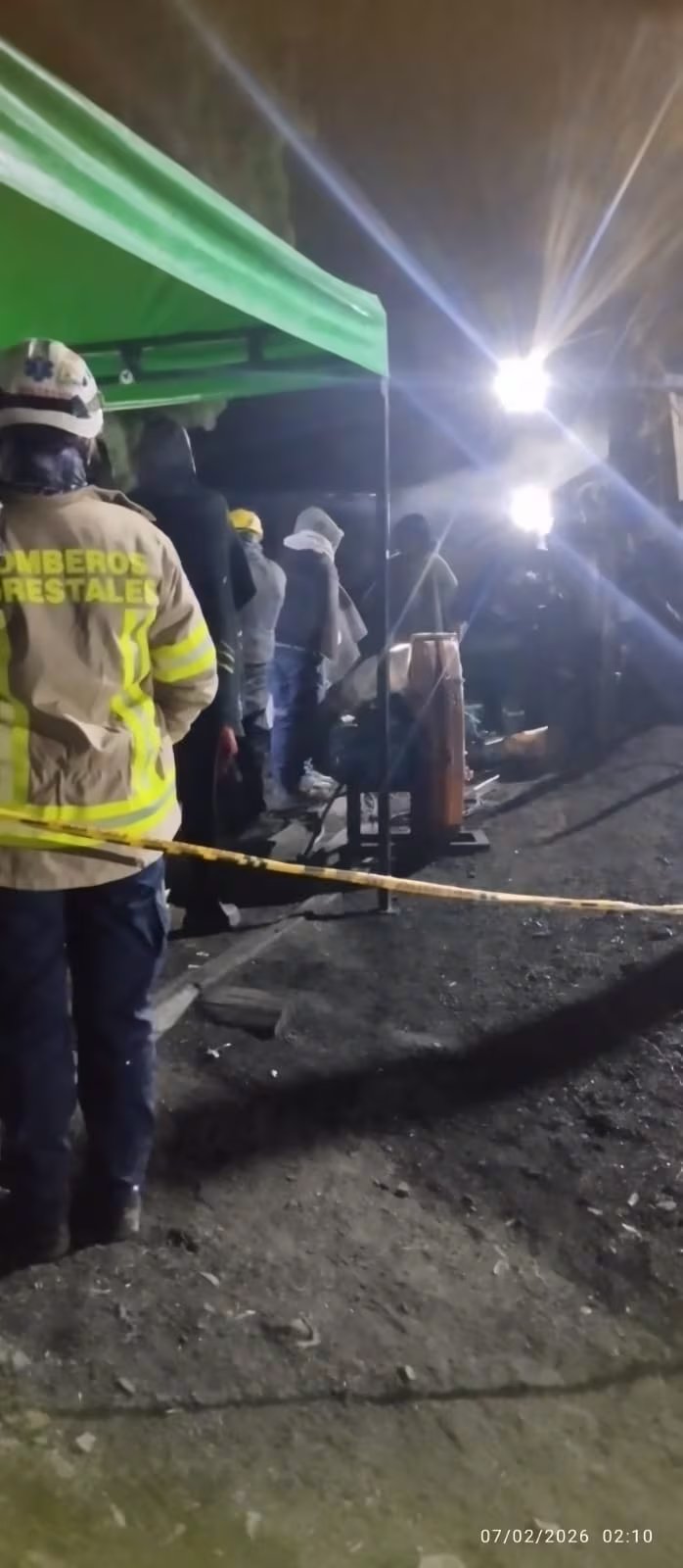 En el lugar trabajan más de 20 miembros de la Unidad de Rescate Minero y otros 40 integrantes de organismos de respuesta - crédito Bomberos de Cundinamarca