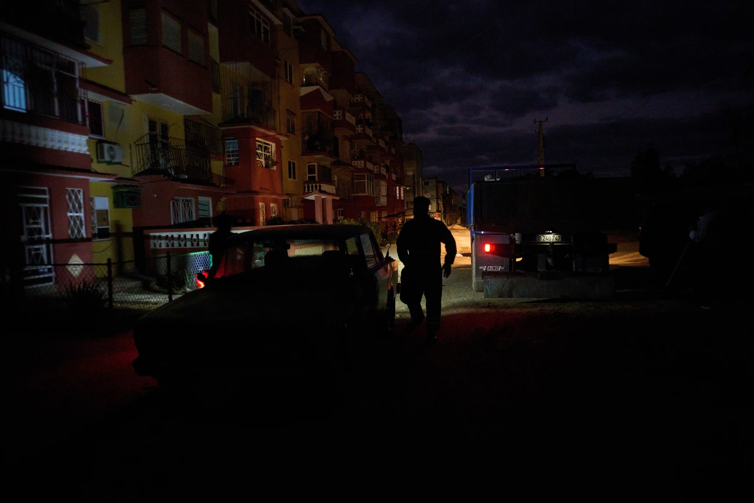 Un hombre camina en la oscuridad durante un corte de energía programado como parte del racionamiento de energía en Santa Cruz del Norte, hogar de una de las plantas termoeléctricas más grandes de Cuba. (AP Foto/Ramón Espinosa)