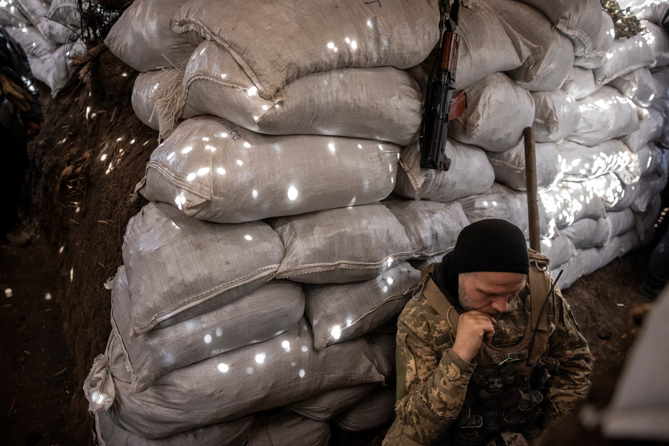 El soldado Viktor, de la 58.ª Brigada ucraniana, reacciona al saber que un compañero murió por un dron FPV ruso en Donetsk. Los drones causan hasta el 80% de las bajas en el conflicto (REUTERS/Thomas Peter)