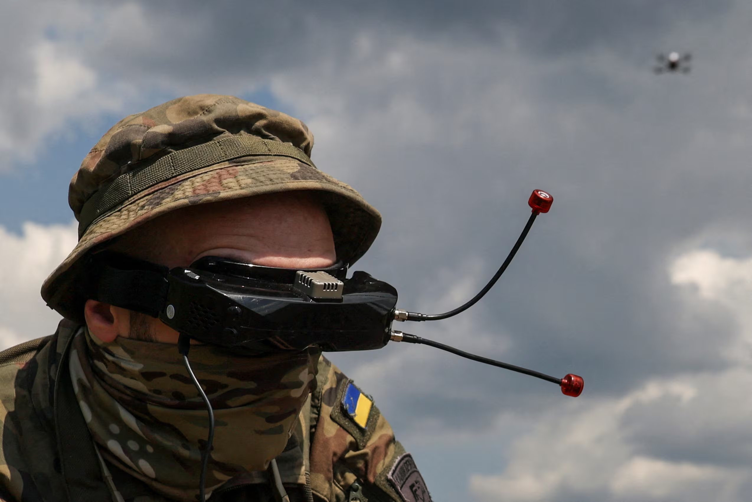 Un marine ucraniano durante un entrenamiento de vuelo con drones FPV en Dnipropetrovsk. Hoy, la inteligencia artificial ya asiste a los operadores en los segundos finales antes del impacto, cuando la señal suele perderse. (REUTERS/Sofiia Gatilova)