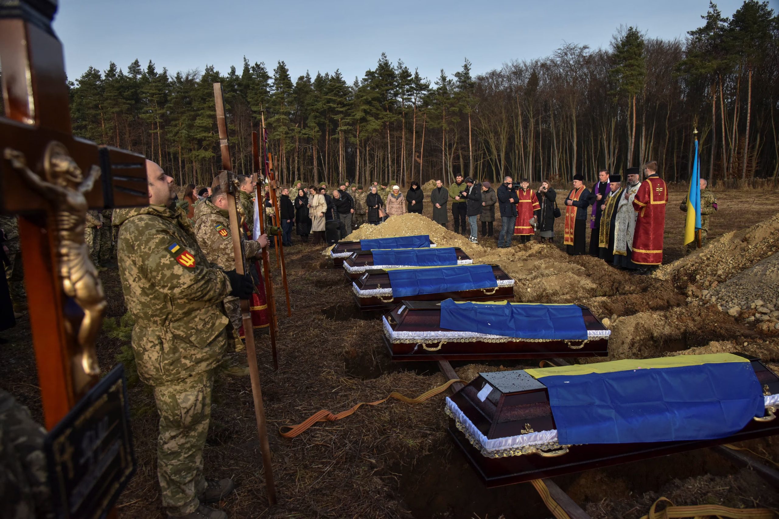 Funeral por seis soldados ucranianos no identificados en Lviv, diciembre de 2025. La ONU contabilizó casi 15.000 civiles muertos; las bajas militares ucranianas llegarían a 140.000 (REUTERS/Stringer)