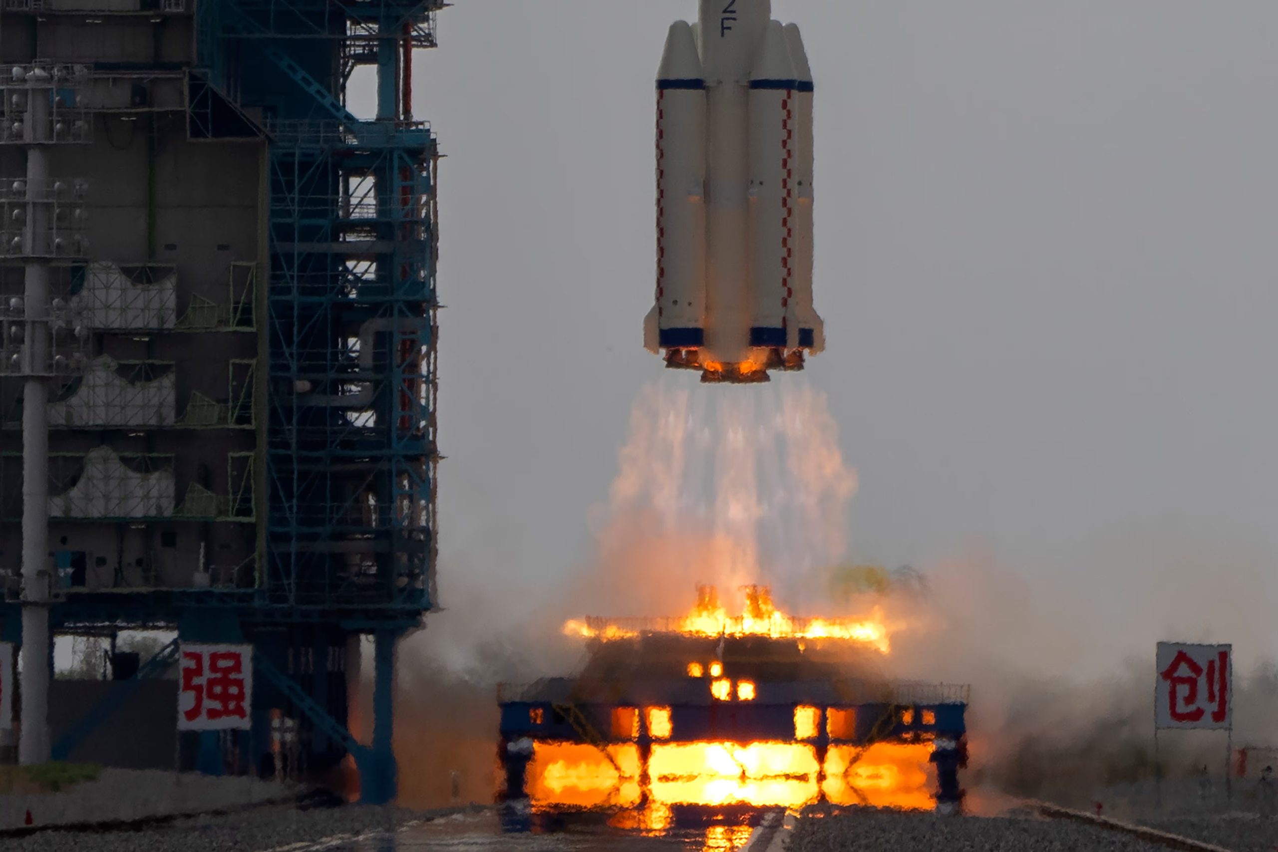 Un cohete Long March con astronautas chinos a bordo despega en el Centro de Lanzamiento de Satélites de Jiuquan, en el noroeste de China, el martes 30 de mayo de 2023 (AP Foto/Mark Schiefelbein)