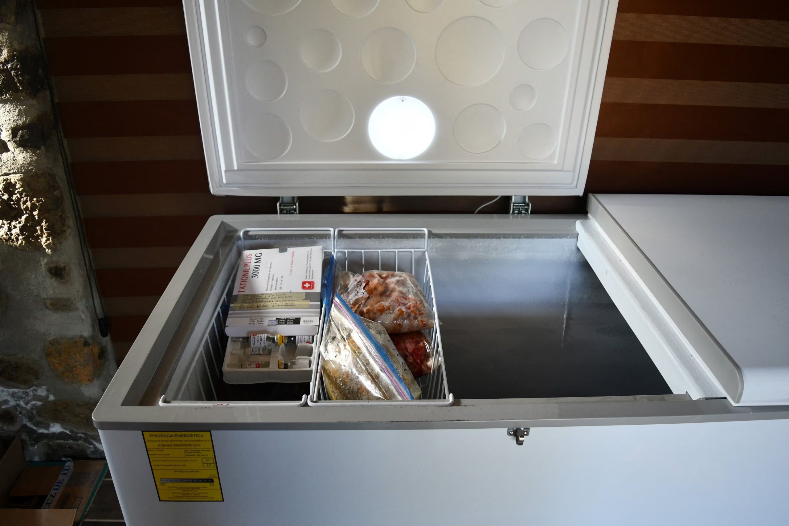 Viales de Tationil Plus, un antioxidante comercializado para la protección celular, en un congelador en la casa donde el líder del cártel de la droga mexicano Nemesio Oseguera, mejor conocido como 'El Mencho', pasó sus últimas horas antes de resultar herido en una redada militar y posteriormente morir mientras era transportado en un helicóptero, en las afueras de Tapalpa, México, el 24 de febrero de 2026. REUTERS/Liberto Urena