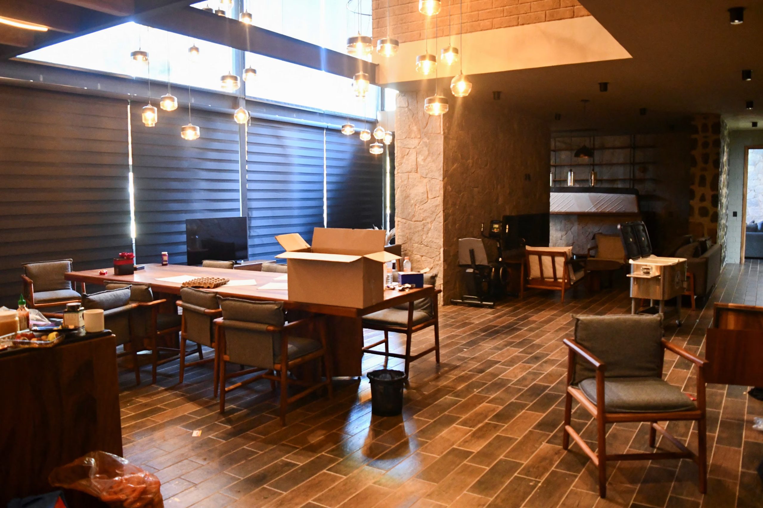 Pertenencias personales dentro de la casa donde el líder del cártel de la droga mexicano Nemesio Oseguera, mejor conocido como 'El Mencho', pasó sus últimas horas antes de resultar herido en una redada militar y posteriormente morir mientras era transportado en un helicóptero, en las afueras de Tapalpa, México, el 24 de febrero de 2026. REUTERS/Liberto Urena