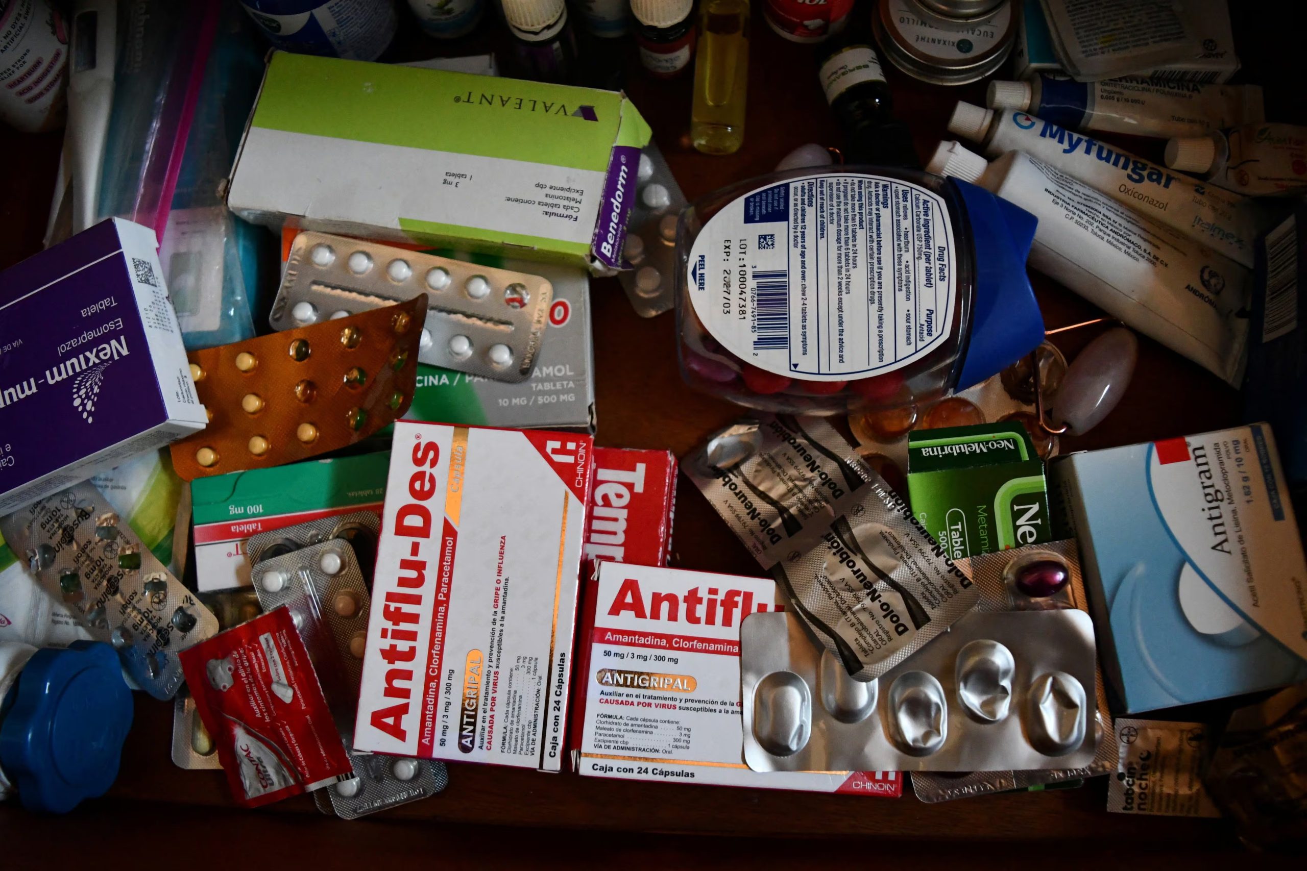 Medicamentos dentro de la casa donde el líder del cártel de la droga mexicano Nemesio Oseguera, mejor conocido como 'El Mencho', pasó sus últimas horas antes de resultar herido en una redada militar y posteriormente morir mientras era transportado en un helicóptero, en las afueras de Tapalpa, México, el 24 de febrero de 2026. REUTERS/Liberto Urena