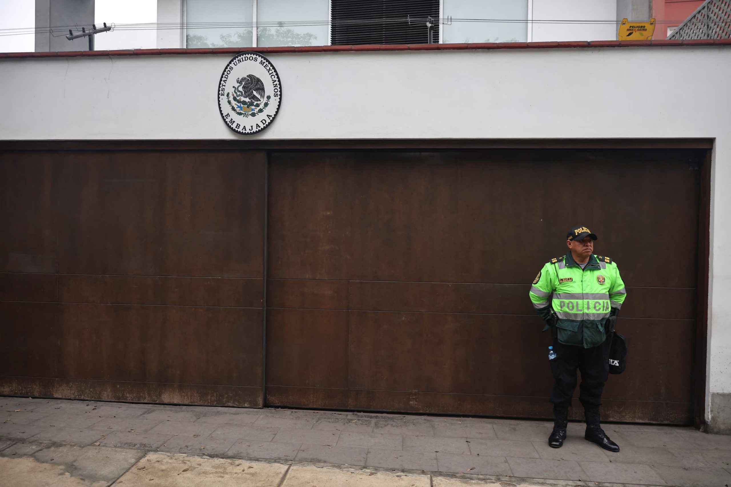 FOTO DE ARCHIVO: Un policía permanece frente a la embajada de México después de que la Corte Suprema de Perú ordenara la detención y prisión preventiva de cinco meses de la ex primera ministra Betssy Chávez, actualmente asilada en la embajada, en Lima, Perú, 21 de noviembre 2025. REUTERS/Sebastian Castaneda