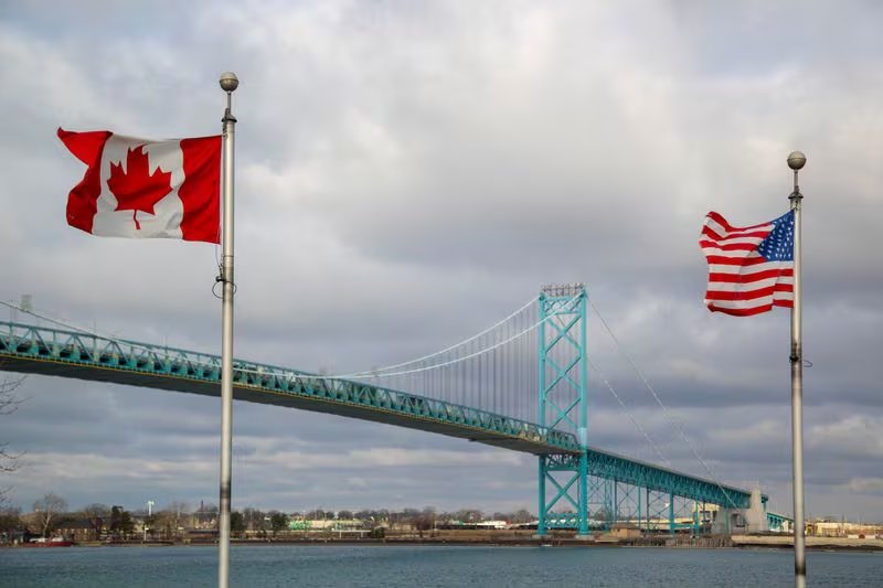 Banderas ondean al viento cerca del puente Ambassador que conecta Windsor, Ontario, Canadá, y Detroit, Michigan, EEUU, en Windsor, Ontario, Canadá . REUTERS/Carlos Osorio