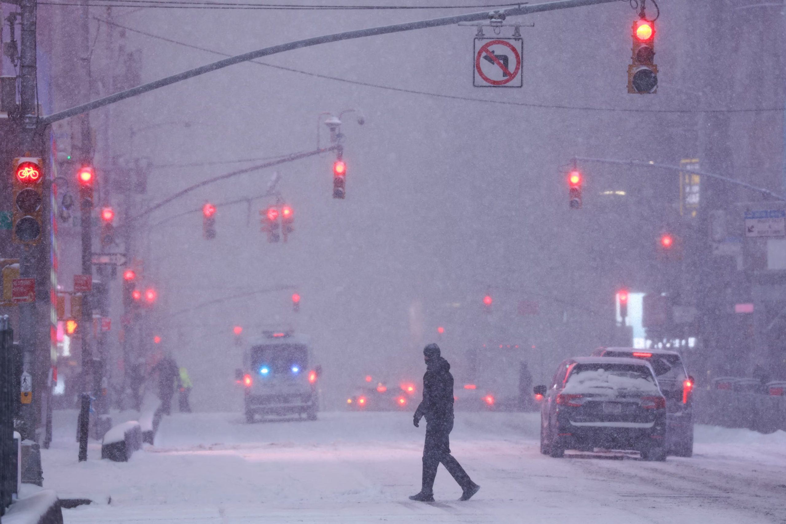La Interestatal 80 y la autopista 50 podrían sufrir cierres prolongados y controles obligatorios de cadenas para vehículos debido a las condiciones extremas de la tormenta. (REUTERS/Eduardo Munoz)