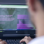 Regulación, educación, becas y zonas francas tecnológicas, en la estrategia gubernamental para el uso de la IA en Ecuador