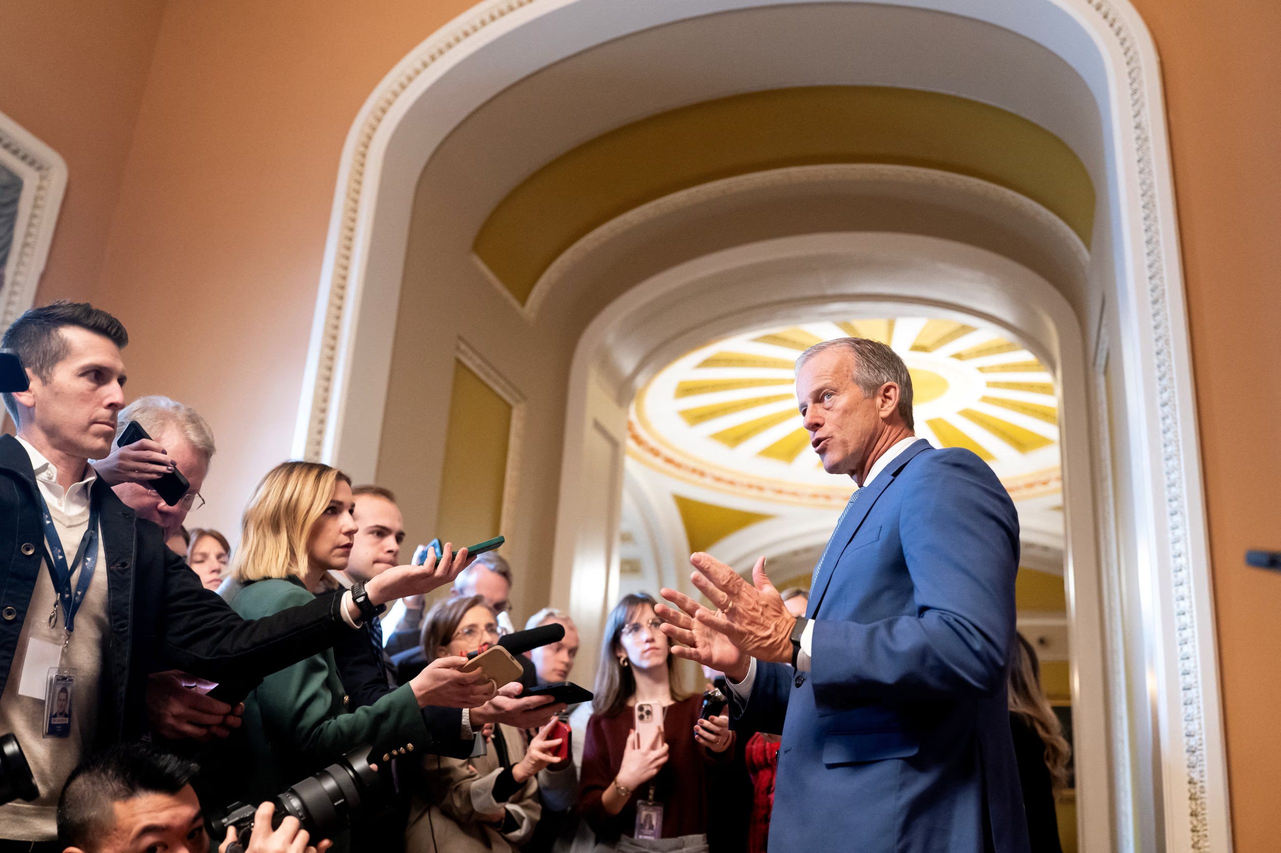El líder de los republicanos del Senado, John Thune (REUTERS/Nathan Howard)