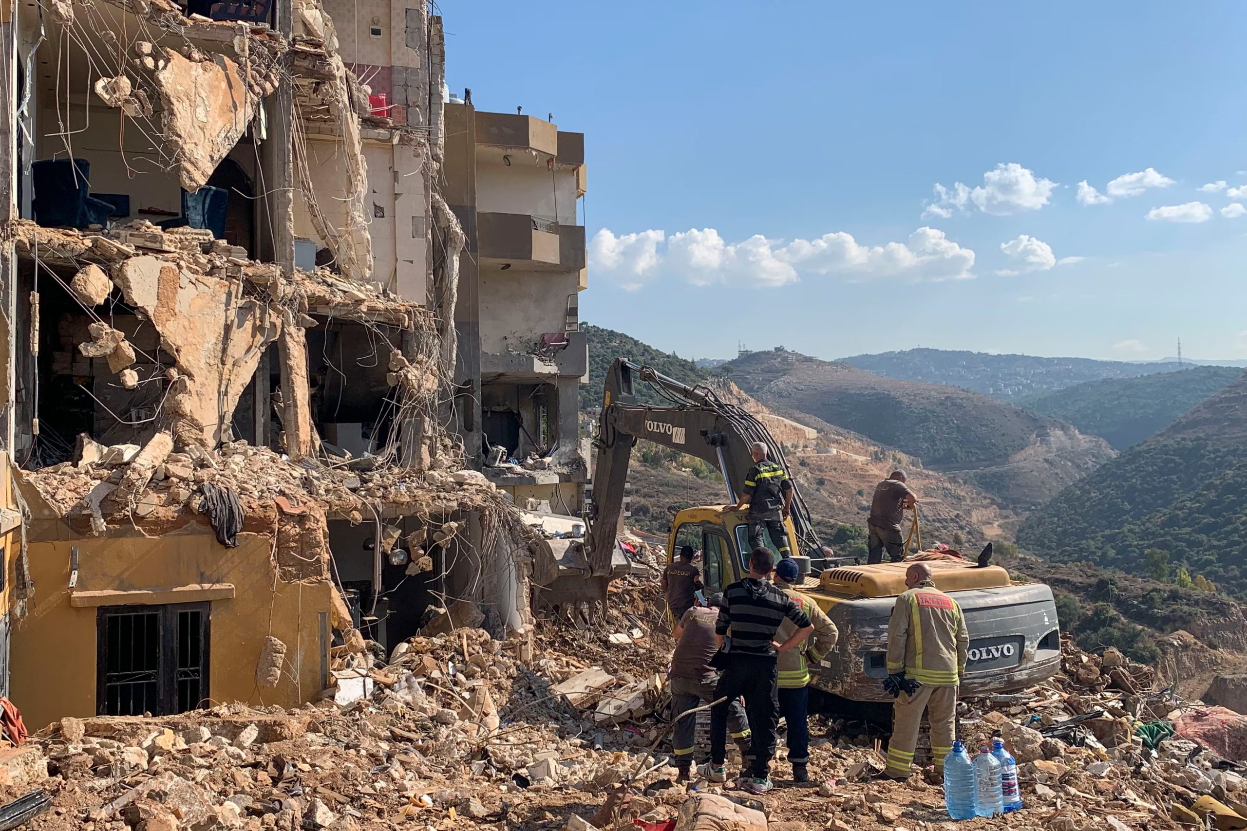 Equipos de rescate trabajan en el lugar de un bombardeo israelí ocurrido contra un edificio en la localidad de Barja, al sur de Beirut
EFE/ Noemí Jabois
