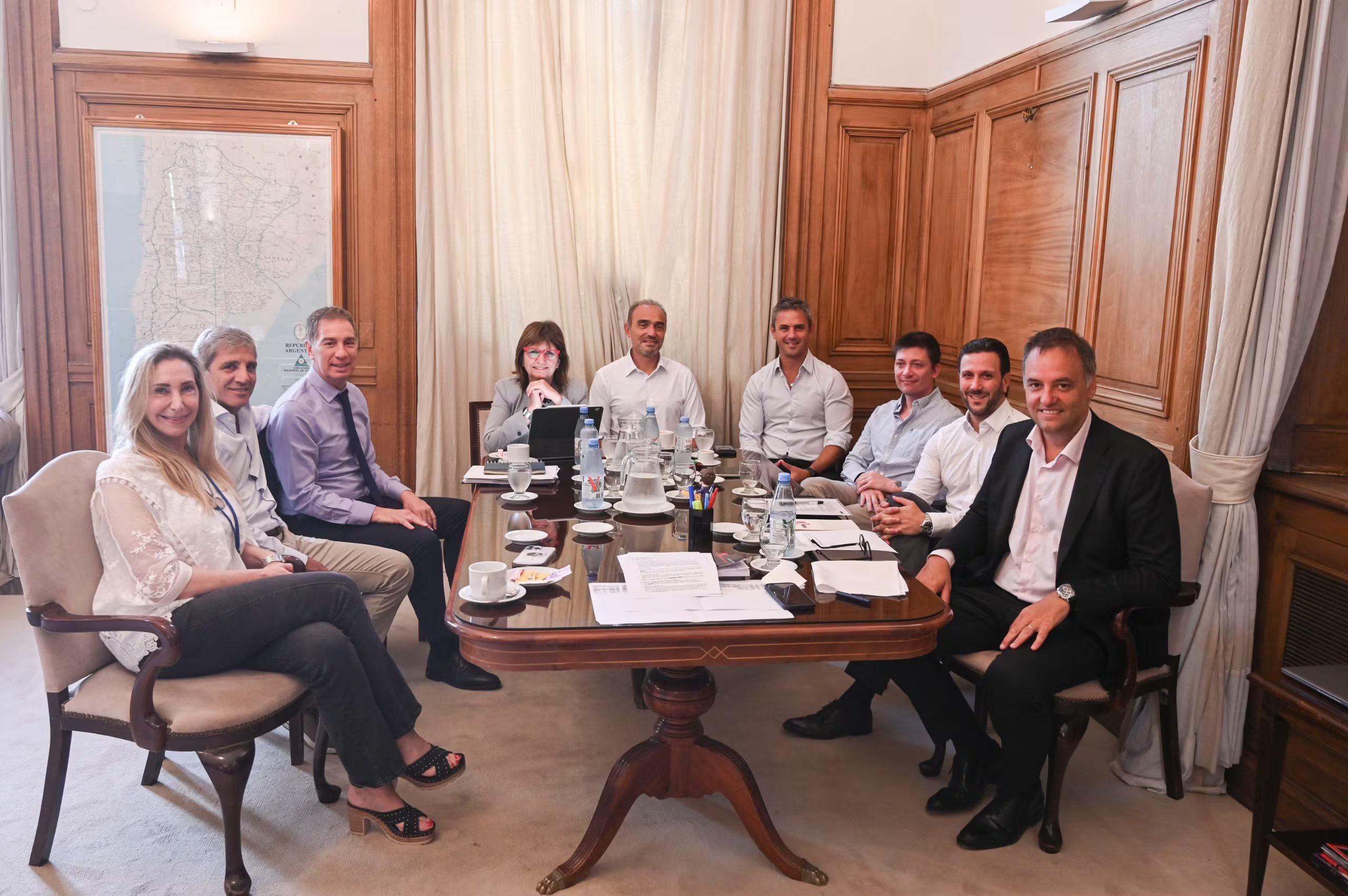 La reunión de Mesa Política con Karina Milei, Luis Caputo, Diego Santilli, Patricia Bullrich, Lule Menem, Martín Menem, Santiago Caputo, Ignacio Devitt y Manuel Adorni (Presidencia)
