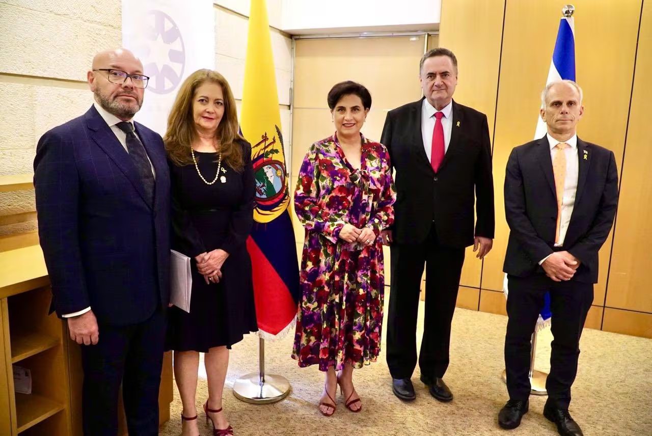 La canciller de Ecuador, Gabriela Sommerfeld (centro) en su visita a Israel.en 2024 (X/Cancillería de Ecuador)