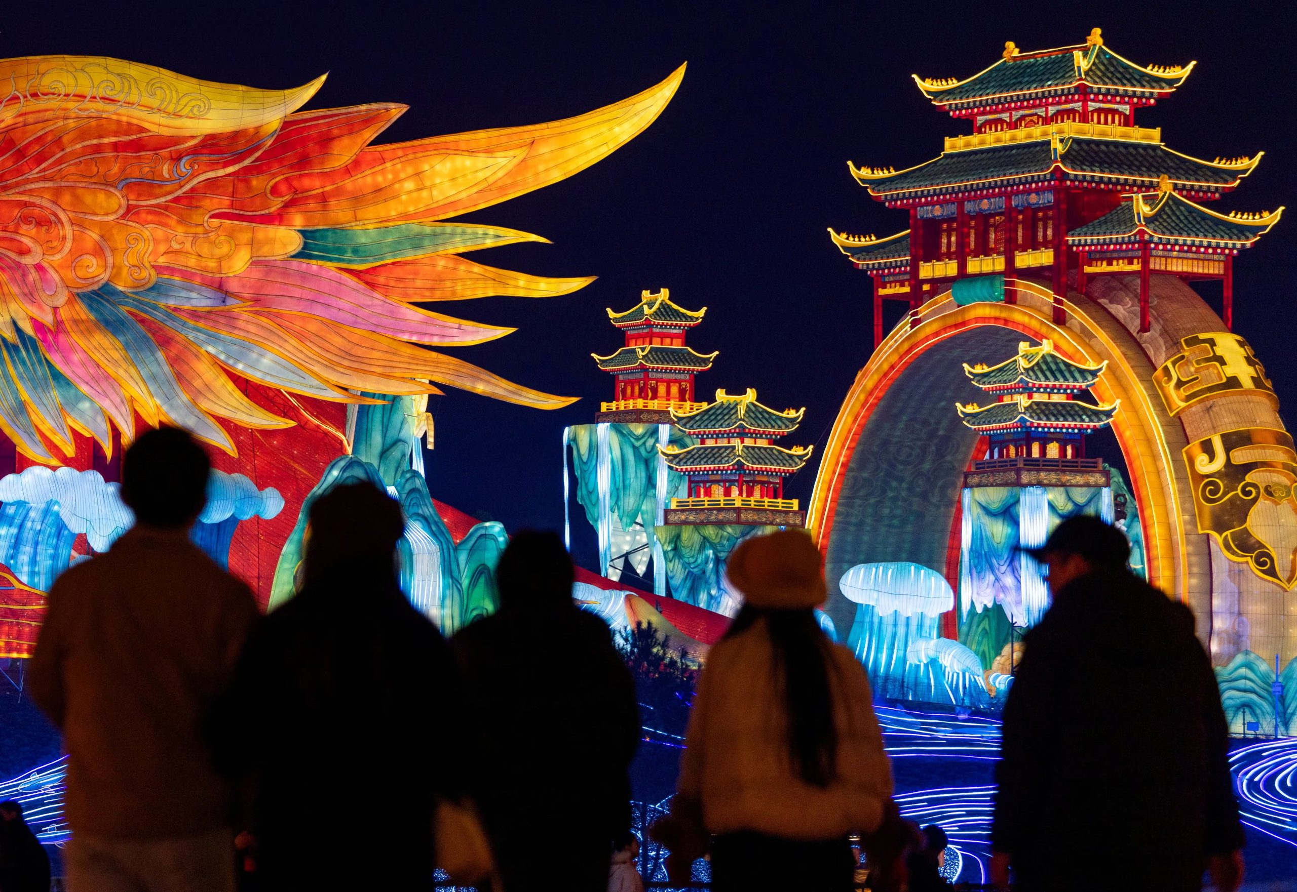 La gente observa las instalaciones de luz en el 32º Festival Internacional de Linternas de Zigong antes del Año Nuevo Lunar chino, que dará la bienvenida al Año del Caballo, en Zigong, provincia de Sichuan, China. 23 de enero de 2026. REUTERS/Maxim Shemetov