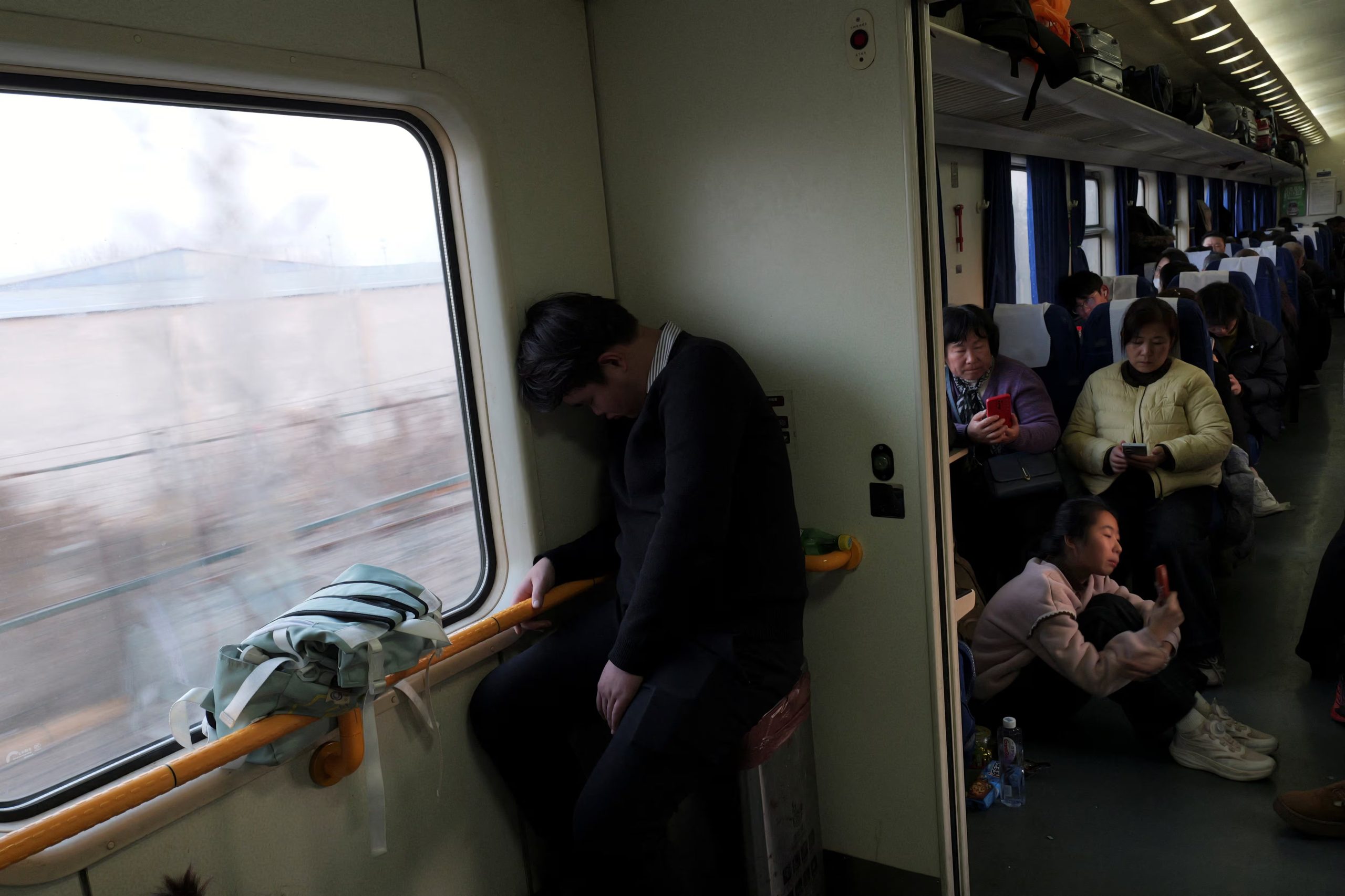 Los pasajeros viajan en tren durante la temporada alta de viajes del Festival de Primavera antes del Año Nuevo Lunar, cerca de Yucheng, provincia de Shandong, China, el 12 de febrero de 2026. REUTERS/Xiaoyu Yin