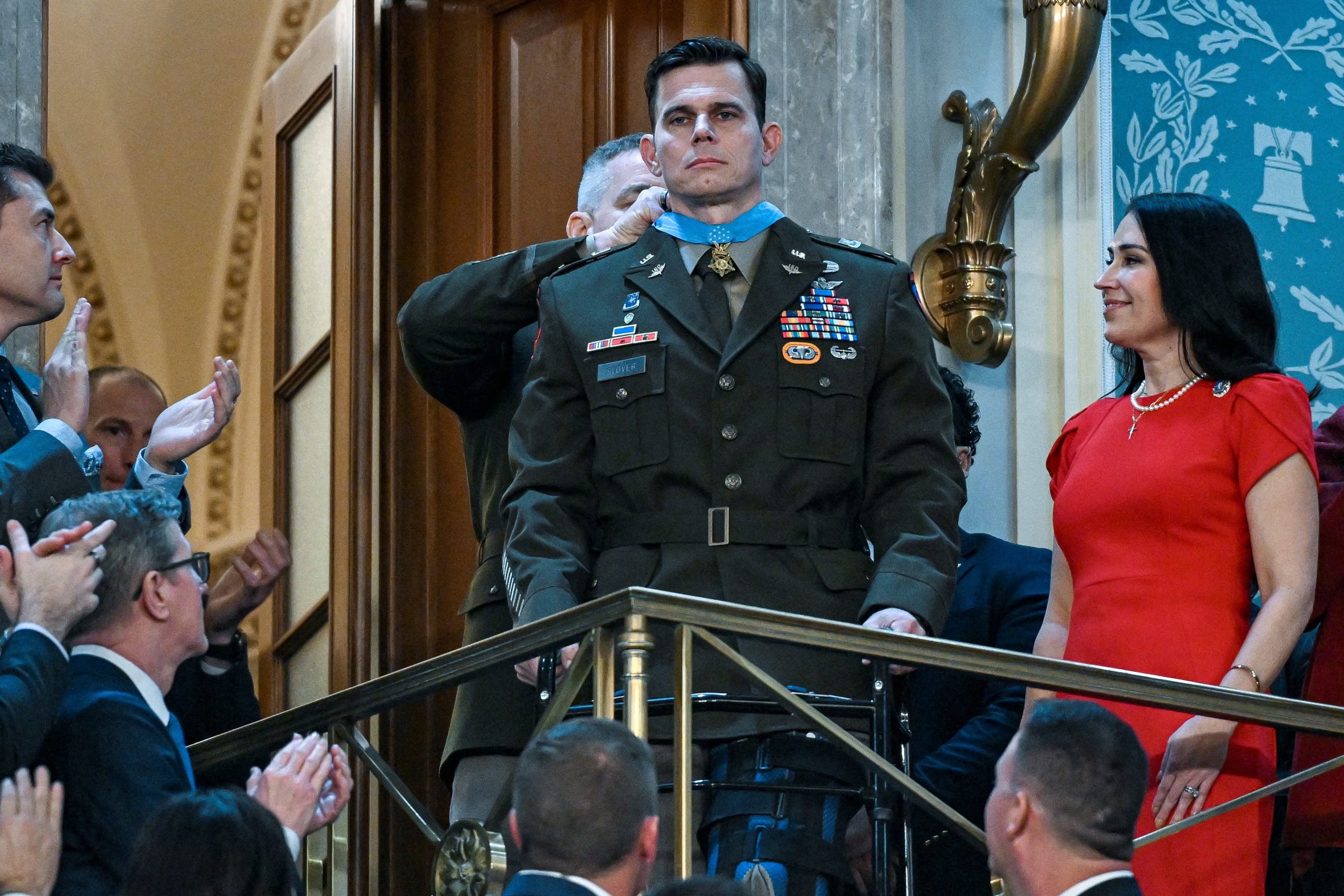 El suboficial jefe del Ejército de EE. UU., Eric Slover “maniobró su helicóptero con todas esas vidas y almas para enfrentar al enemigo y permitir que sus artilleros eliminaran la amenaza, salvando la vida de sus compañeros de armas