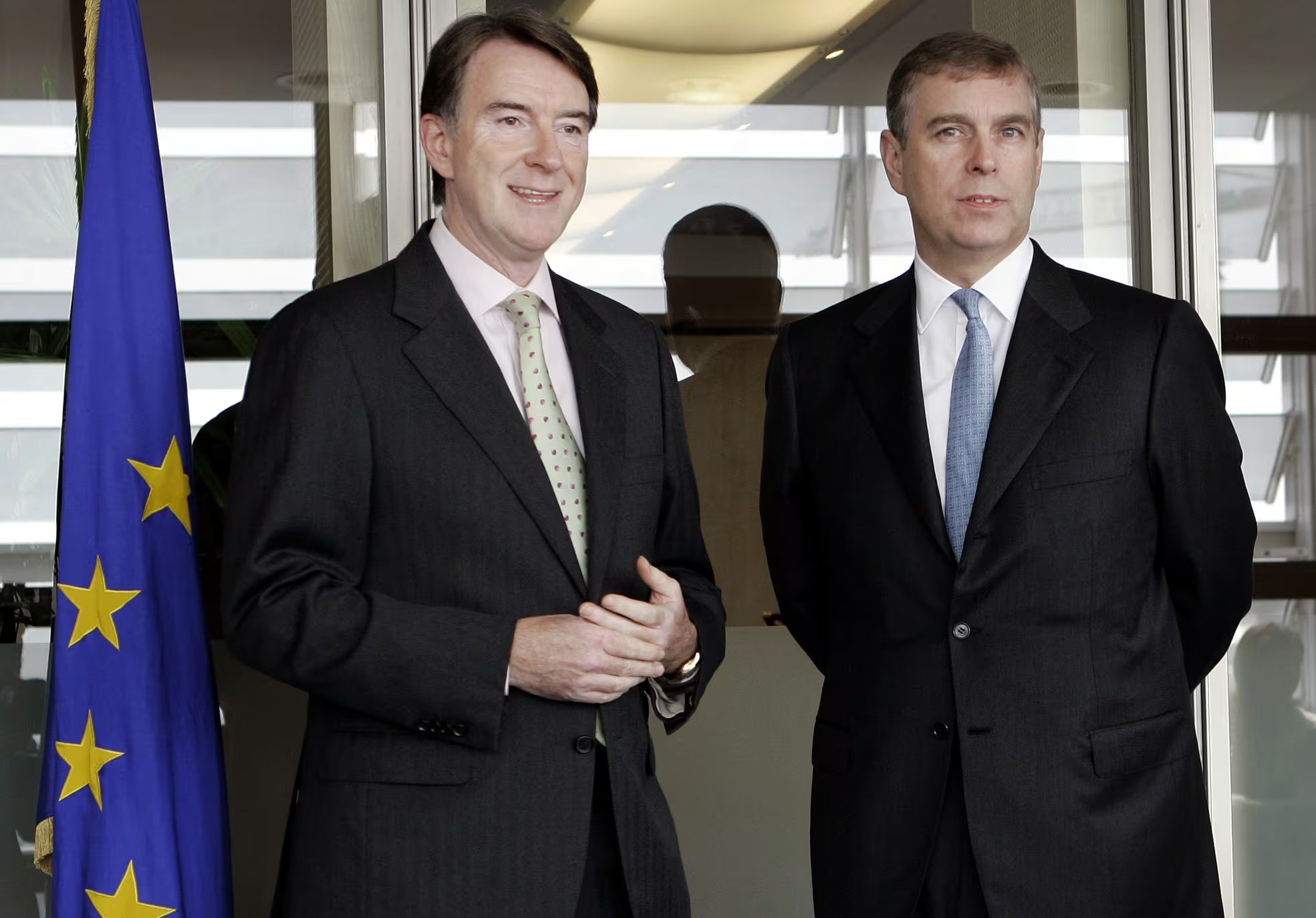 El representante de Reino Unido para el comercio, Peter Mandelson, izquierda, posa con Andrew Mountbatten-Windsor, en su visita a la sede de la Comisión Europea en Bruselas, el jueves 7 de junio de 2007. (AP Foto/Yves Logghe, Archivo)