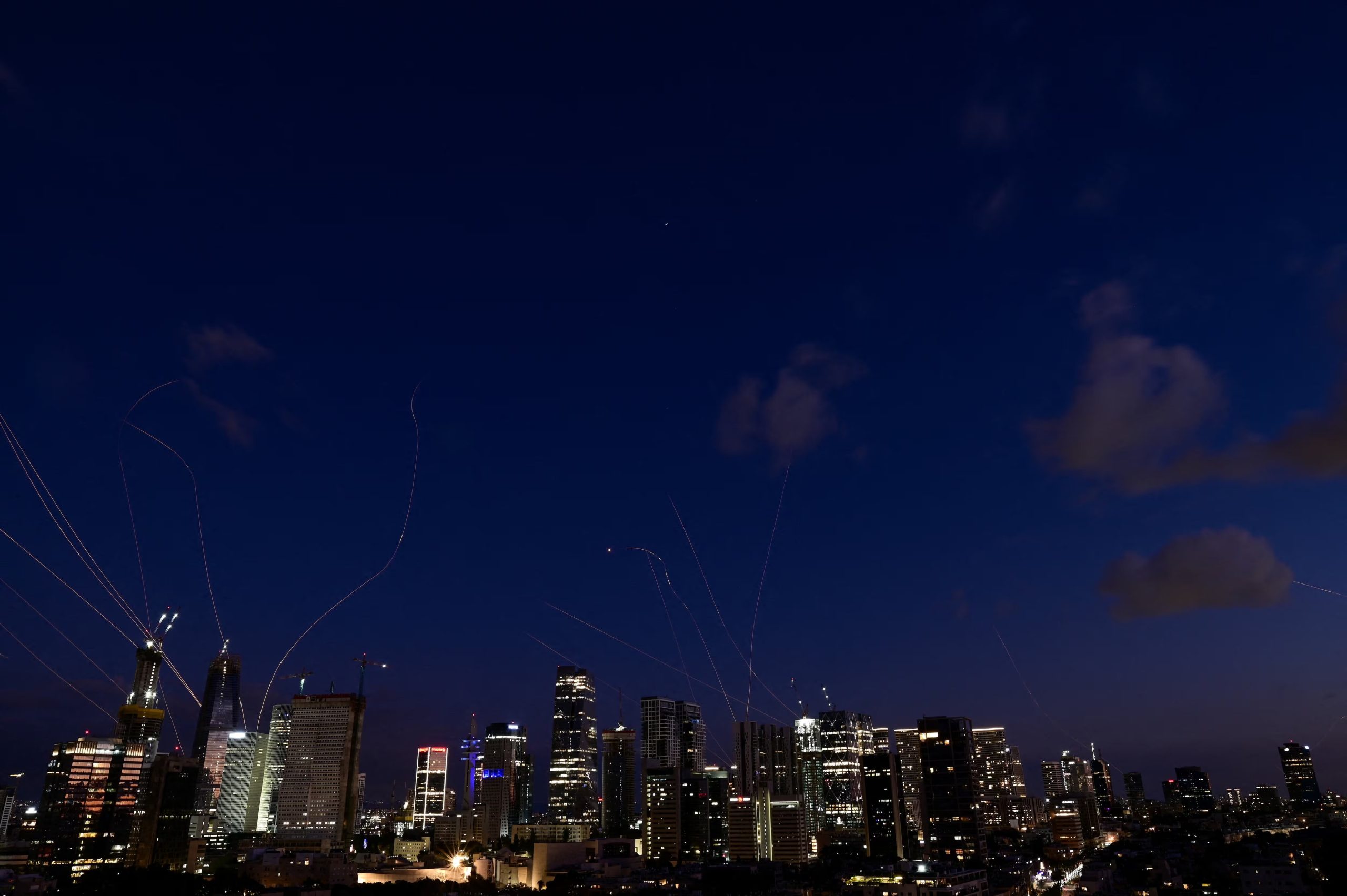 Irán lanzó misiles contra territorio israelí en una ofensiva nocturna sin precedentes (Reuters)