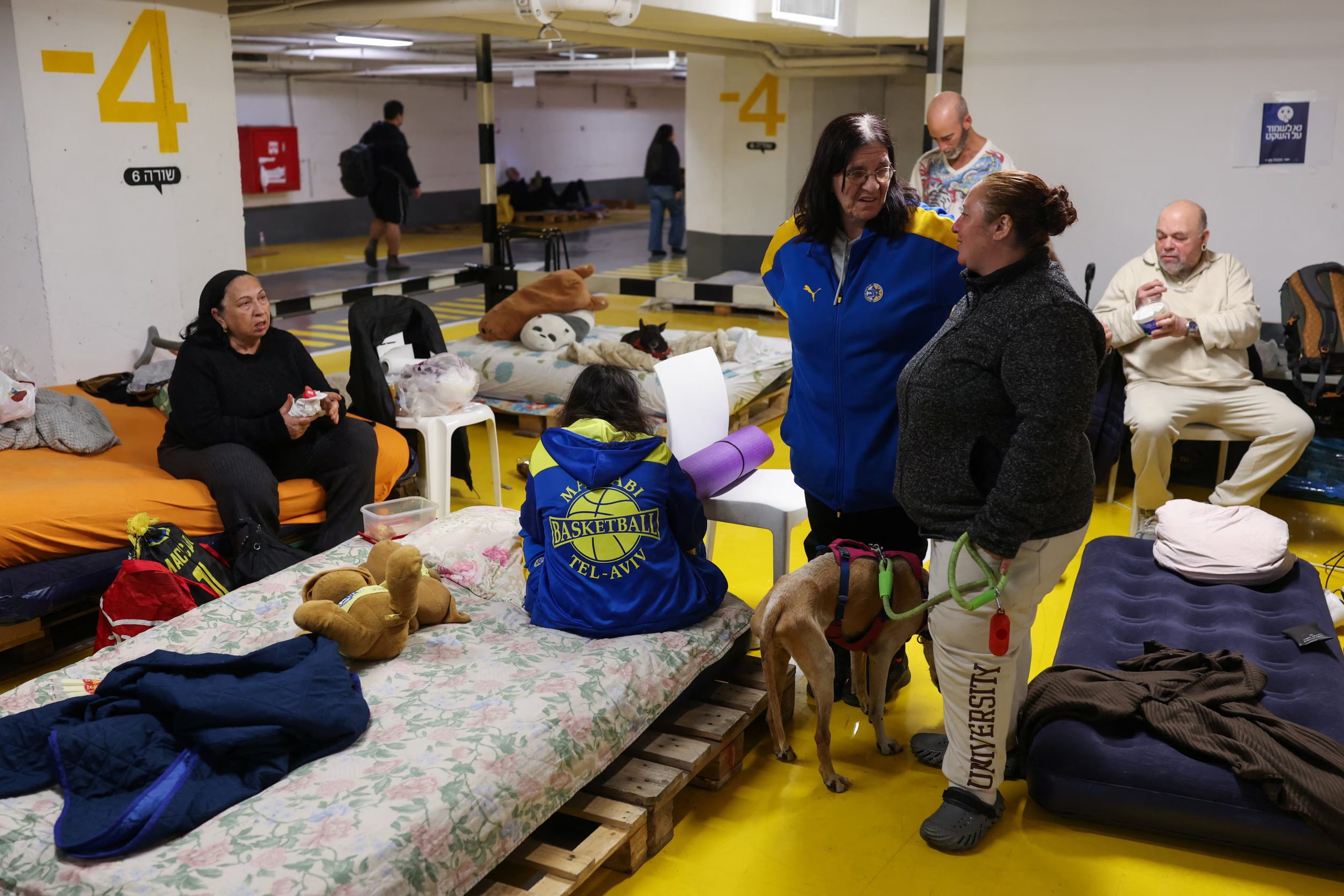 Ante el riesgo de bombardeos, familias buscaron refugio para protegerse hasta recibir nuevas indicaciones oficiales (Reuters)