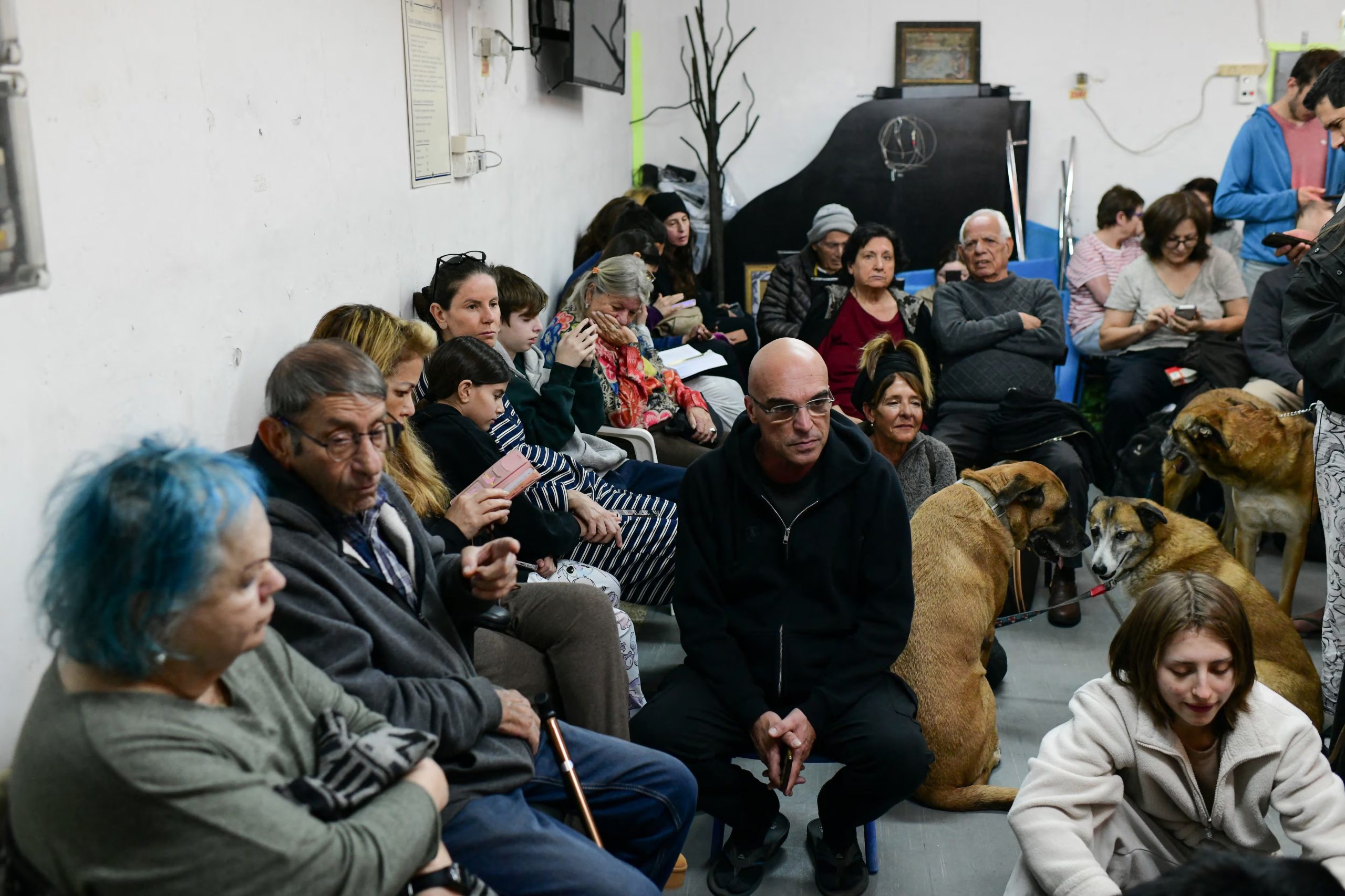 Muchos ciudadanos esperan novedades de los bombardeos (Reuters)