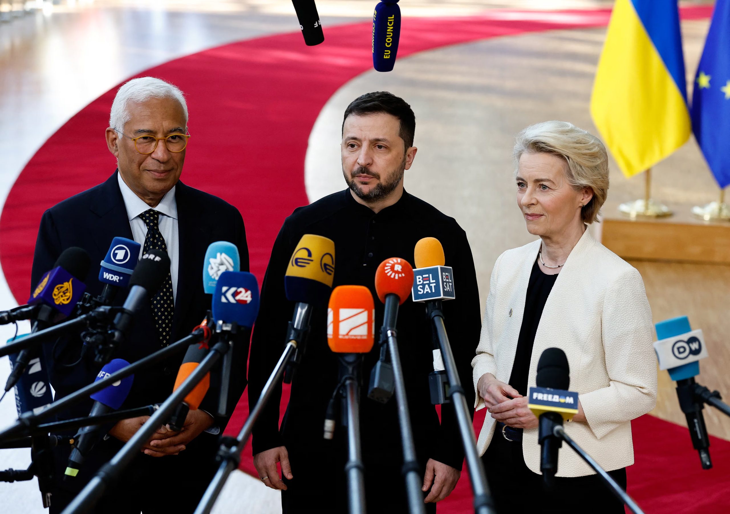 El presidente ucraniano, Volodimir Zelensky, el presidente del Consejo Europeo, Antonio Costa, y la presidenta de la Comisión Europea, Ursula von der Leyen. REUTERS/Stephanie Lecocq