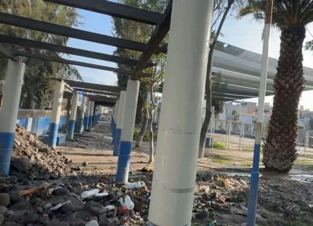 Inundaciones en Arequipa: destruyen puente para evitar nuevo desborde de la torrentera Chullo. Facebook/ @ILetrados Noticias.