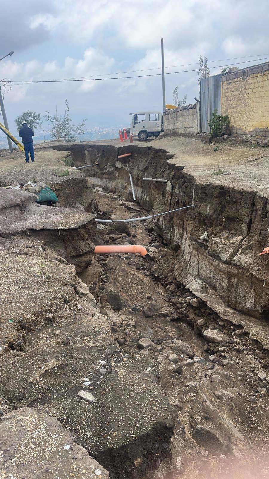 Una sección de la carretera en Arequipa colapsó tras un fuerte huaico, afectando la infraestructura y provocando la intervención de Sedapar para evaluar los daños y restablecer los servicios. (Sedapar)