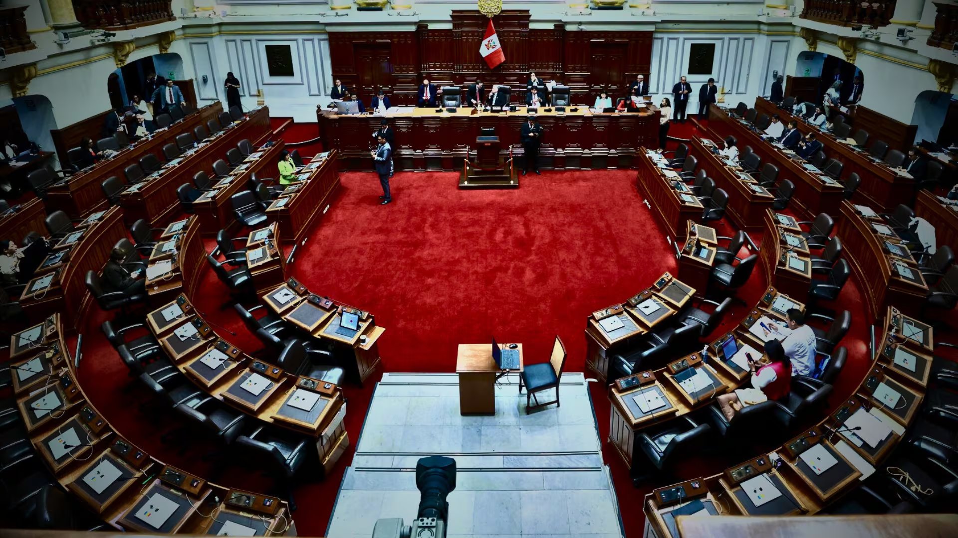 Vacíos en el hemiciclo y licencias personales sin justificación: el Congreso acumula permisos y privilegios mientras la transparencia y el control siguen pendientes. Foto: Composición Infobae Perú / Congreso