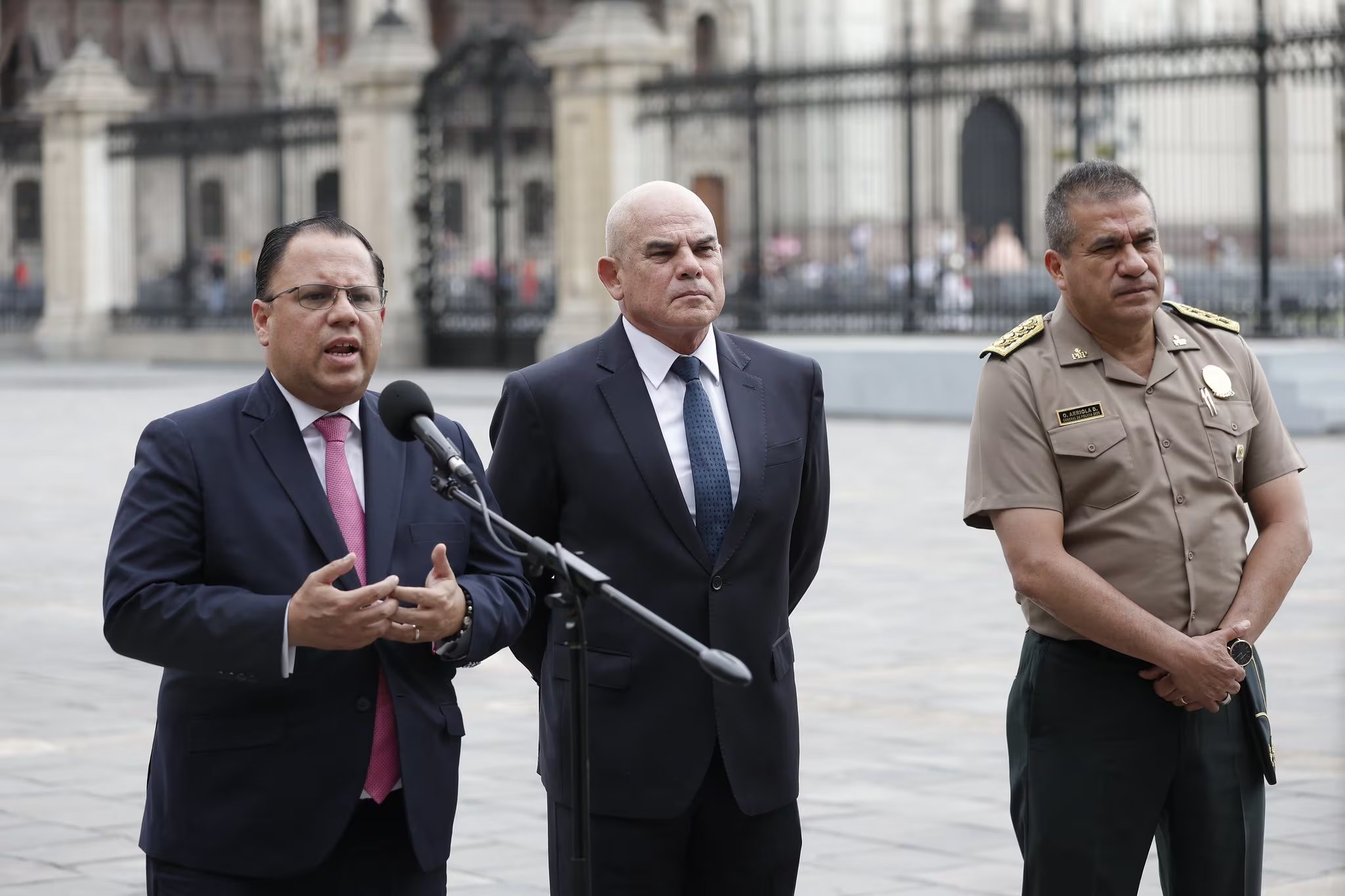 Ministros Walter Martinez (Minjus) y Ernesto Álvarez (PCM) en conferencia de prensa junto al comandante general de la PNP, Óscar Arriola, luego de la primera sesión del Conasec del 2026. (Foto: Prensa Presidencia)