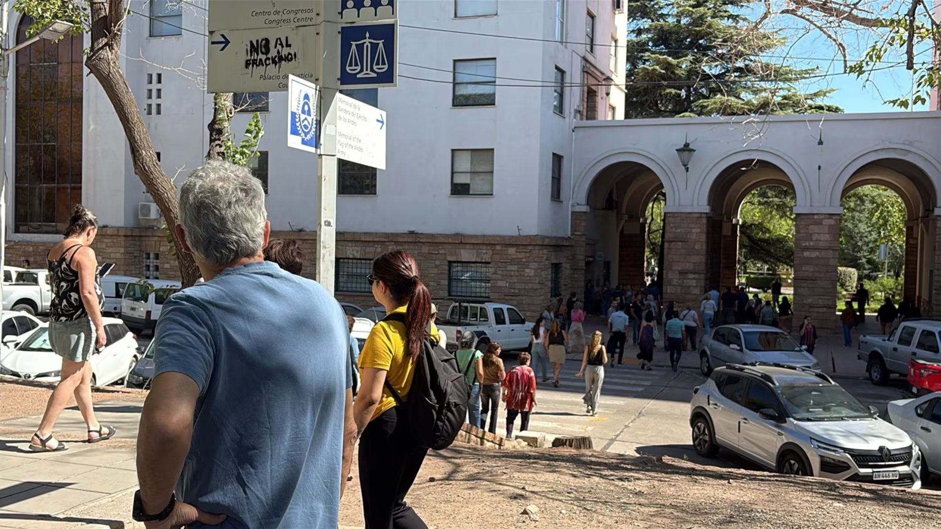 Los empleados públicos tuvieron que evacuar de los edificios. 