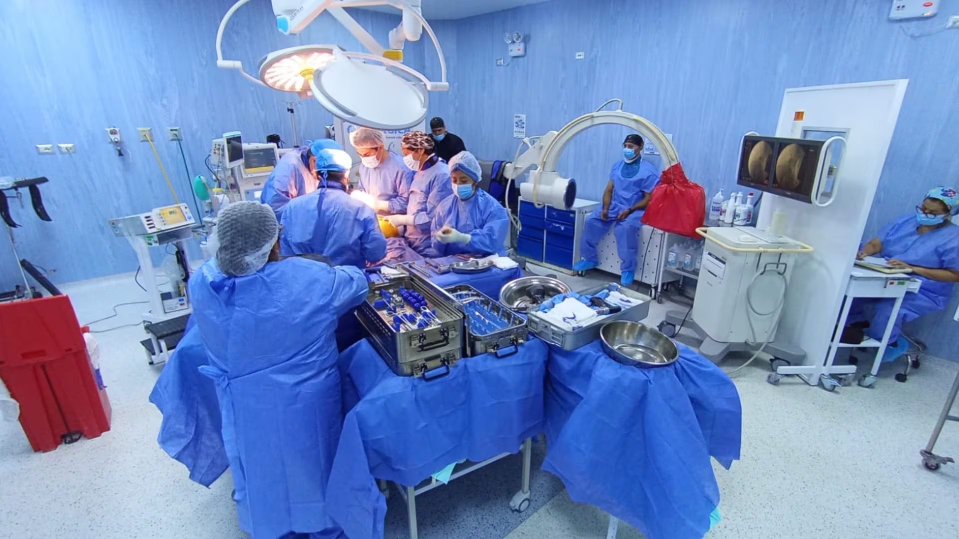 La intervención, realizada por un equipo multidisciplinario, se completó en dos horas y media, sin complicaciones vasculares ni nerviosas, y garantiza una durabilidad de hasta 25 años - Créditos: Essalud.