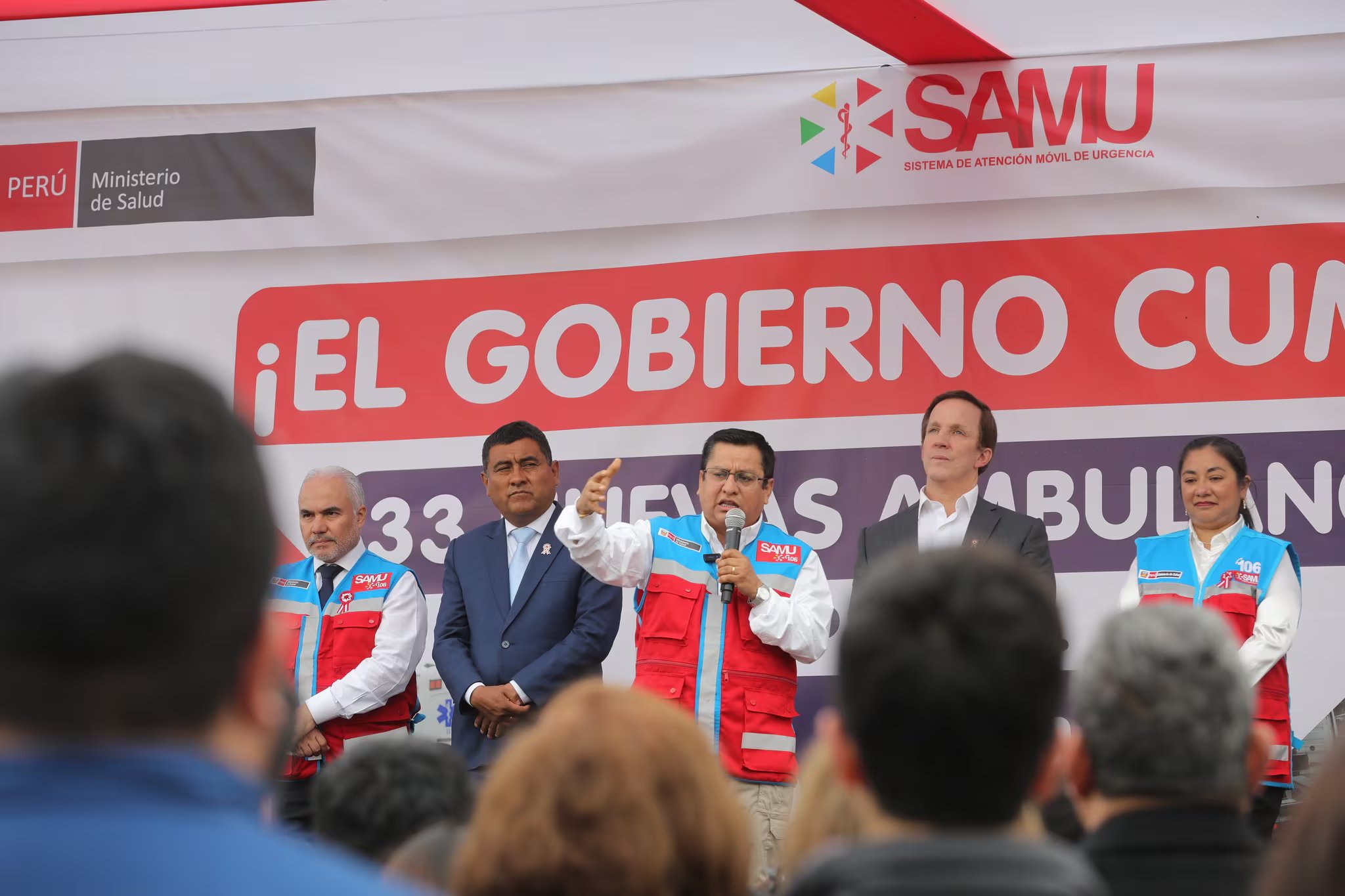 El ministro de Salud, César Vásquez, durante la presentación de las 33 nuevas ambulancias en la sede del INS en Chorrillos. Foto: Minsa