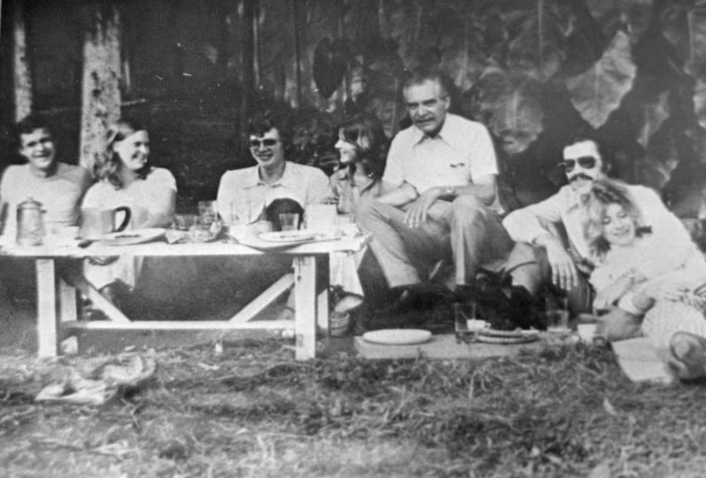 Mengele, con bigote y sentado en una esquina de la mesa, junto a amigos cuando ya se identificaba como Wolfgang Gerhard, en Brasil