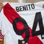 Bad Bunny posa con la playera de River Plate durante su gira en el Monumental