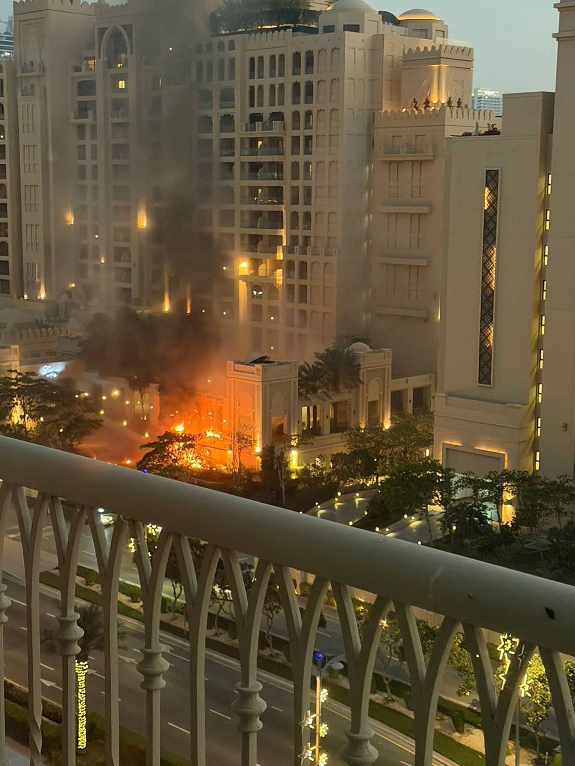 Un incendio y densas columnas de humo se elevan desde un hotel de lujo en Dubái, siguiendo reportes de un ataque atribuido a Irán.