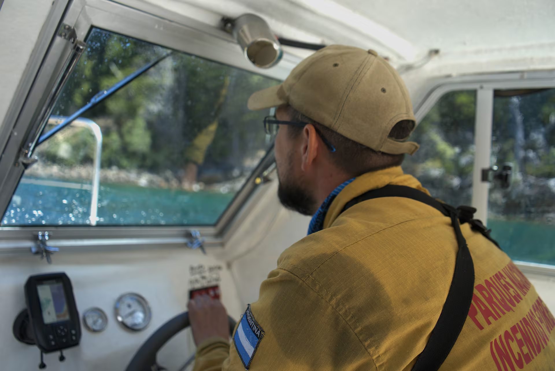 “Si llueve poco, se enfría la zona y el fuego pierde fuerza, pero no lo apaga