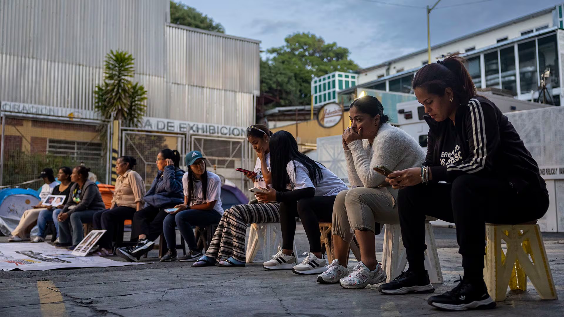 Activistas y familiares de presos políticos instalaron campamentos y realizaron vigilias en las afueras de centros de detención en distintas regiones del país (EFE)