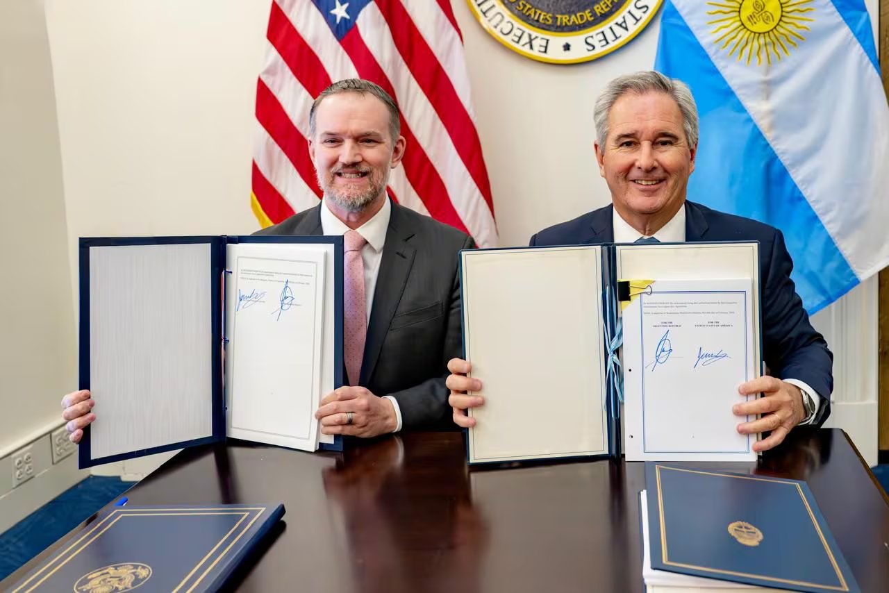 Jamieson Greer, Representante Comercial de Estados Unidos, y el Canciller Pablo Quirno de Argentina, muestran con el acuerdo comercial bilateral firmado (Imagen Ilustrativa Infobae)