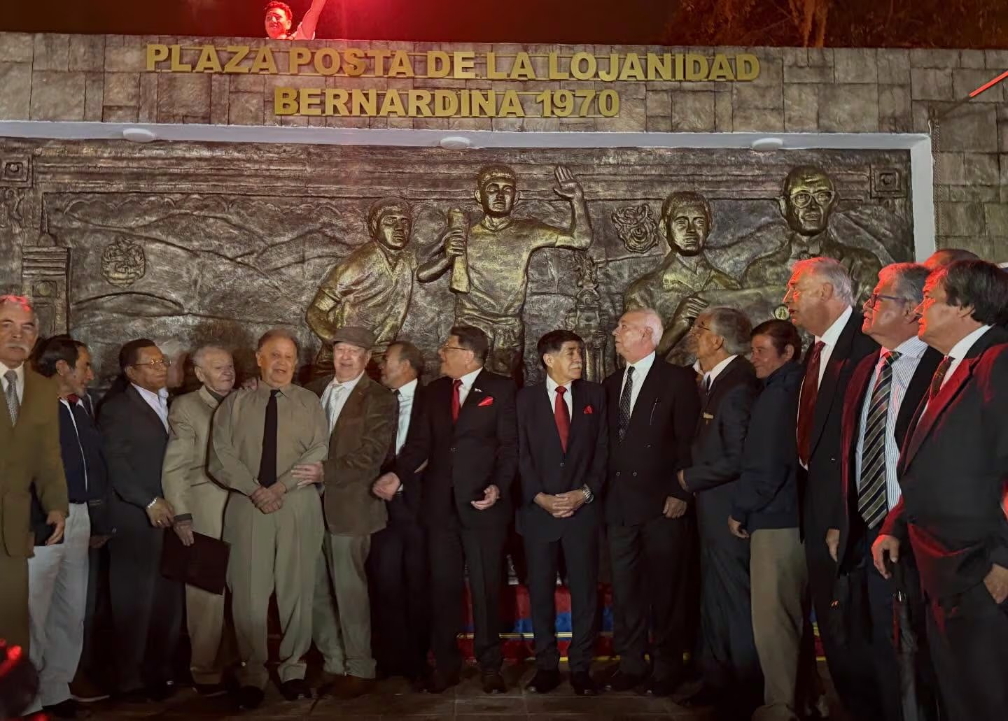 Algunos de los estudiantes que participaron en la Posta de la Lojanidad en la develación del mural en honor a la hazaña. (Municipio de Loja)